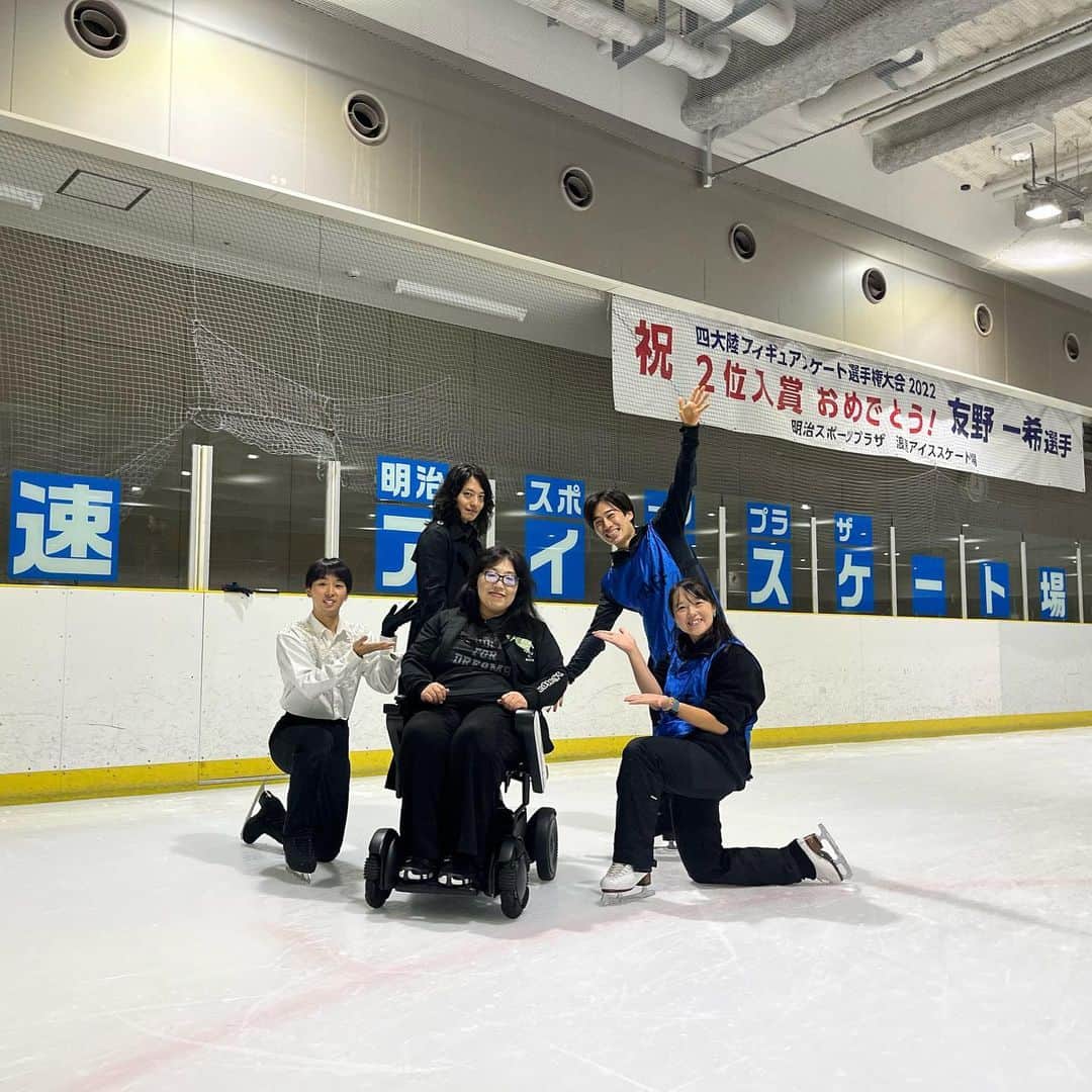 澤田亜紀さんのインスタグラム写真 - (澤田亜紀Instagram)「初めてのチェアスケート⛸ 車椅子の方やストレッチャーの方とスケートを楽しんできました😊 一般営業では車椅子の方は氷の上に乗り入れが出来ないため、貸切ならではの事が出来たと思います👏 貴重な機会に参加させて頂きありがとうございました🙏 また次の機会にもぜひよろしくお願いいたします🙇‍♀️✨   #オリィ部  #チェアスケート  #車椅子スケート   #車いすスケート   #フィギュアスケート」9月10日 14時20分 - aki_sawada_107