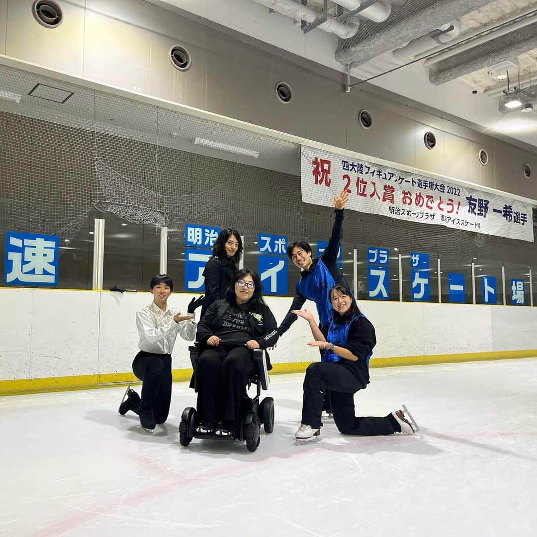 澤田亜紀のインスタグラム：「初めてのチェアスケート⛸ 車椅子の方やストレッチャーの方とスケートを楽しんできました😊 一般営業では車椅子の方は氷の上に乗り入れが出来ないため、貸切ならではの事が出来たと思います👏 貴重な機会に参加させて頂きありがとうございました🙏 また次の機会にもぜひよろしくお願いいたします🙇‍♀️✨   #オリィ部  #チェアスケート  #車椅子スケート   #車いすスケート   #フィギュアスケート」