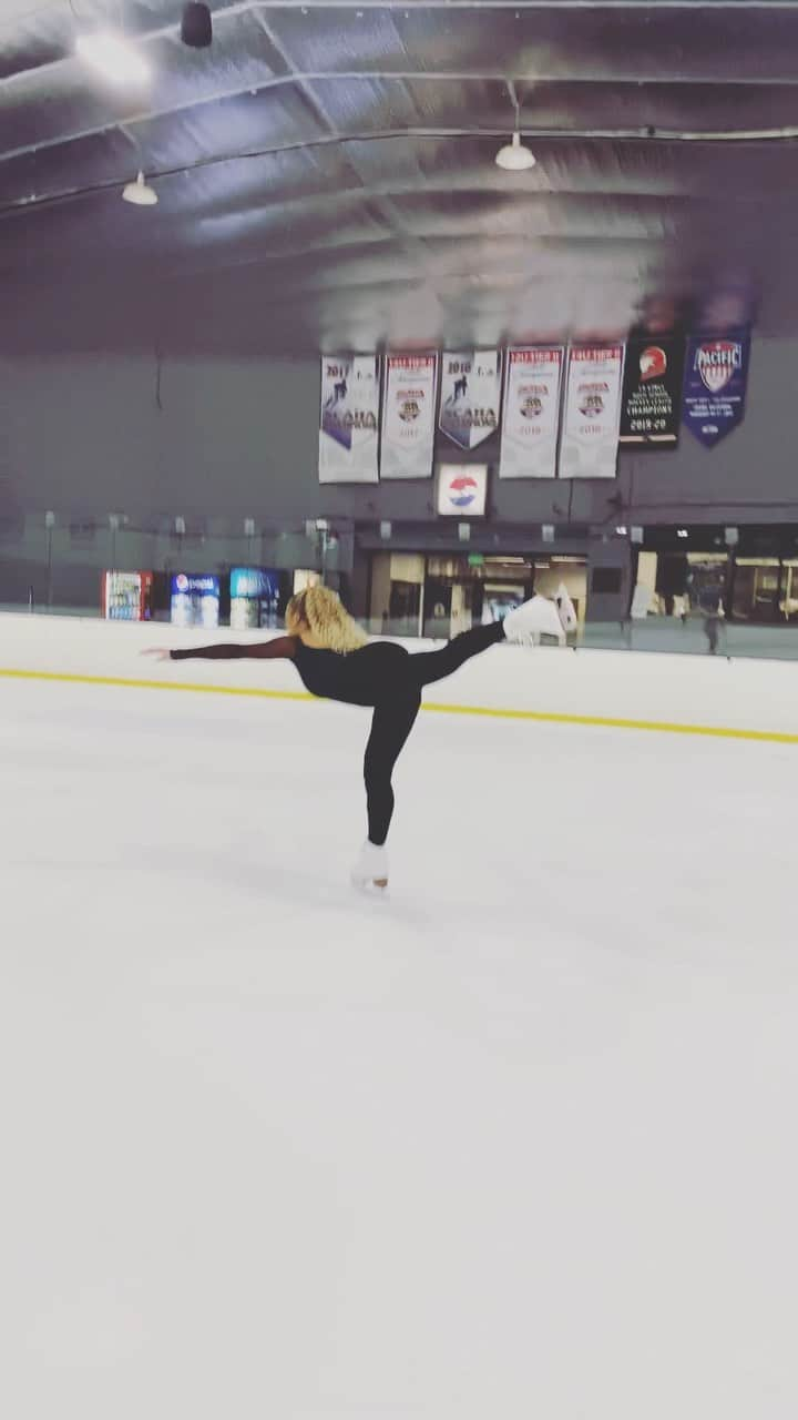 モニーク・コールマンのインスタグラム：「PURE JOY ⛸️♥️🙌🏾  After a month off from lessons, I made some awesome progress this week w/ my coach @jt_depaz_energie The breakthrough mo’ments we’re subtle, but foundational and I couldn’t be more excited to build off of them 😍💪🏾  #mightymo #adultfigureskating #skatingisforeveryone」