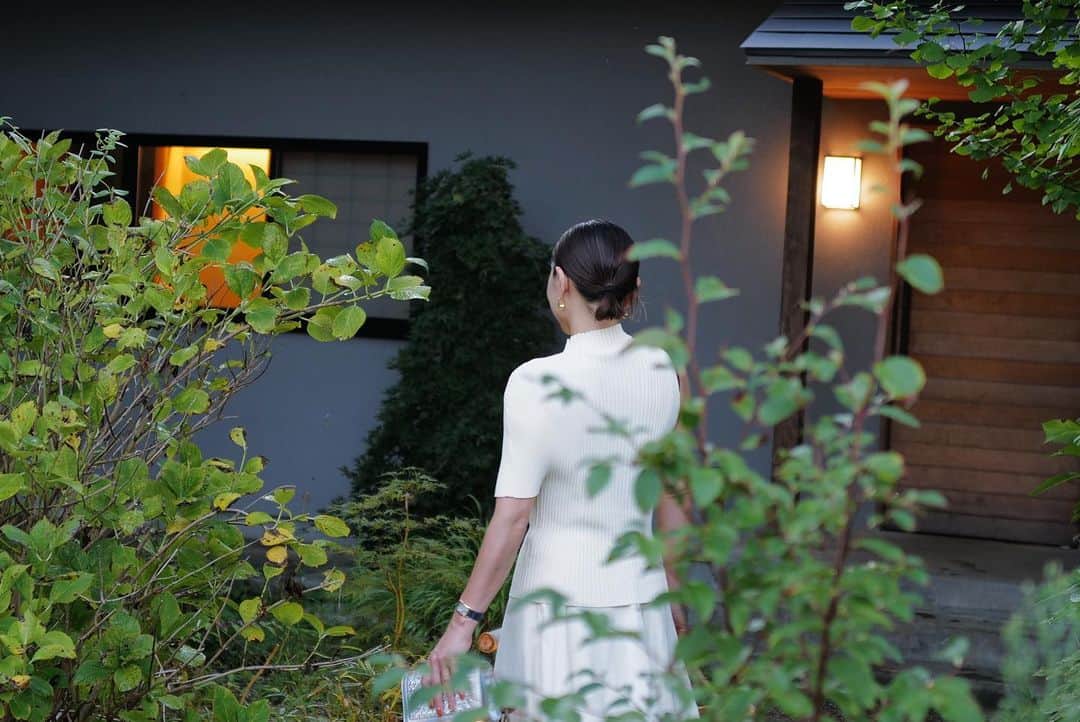 のインスタグラム：「かまくらのステキな隠れ家🏠 お久しぶり お庭の緑もいい感じに育ってる  鈴虫とアオマツムシに迎えられ 日中は変わらず暑いけど 朝晩はもう秋めいて🍂  #life #鎌倉暮らし」