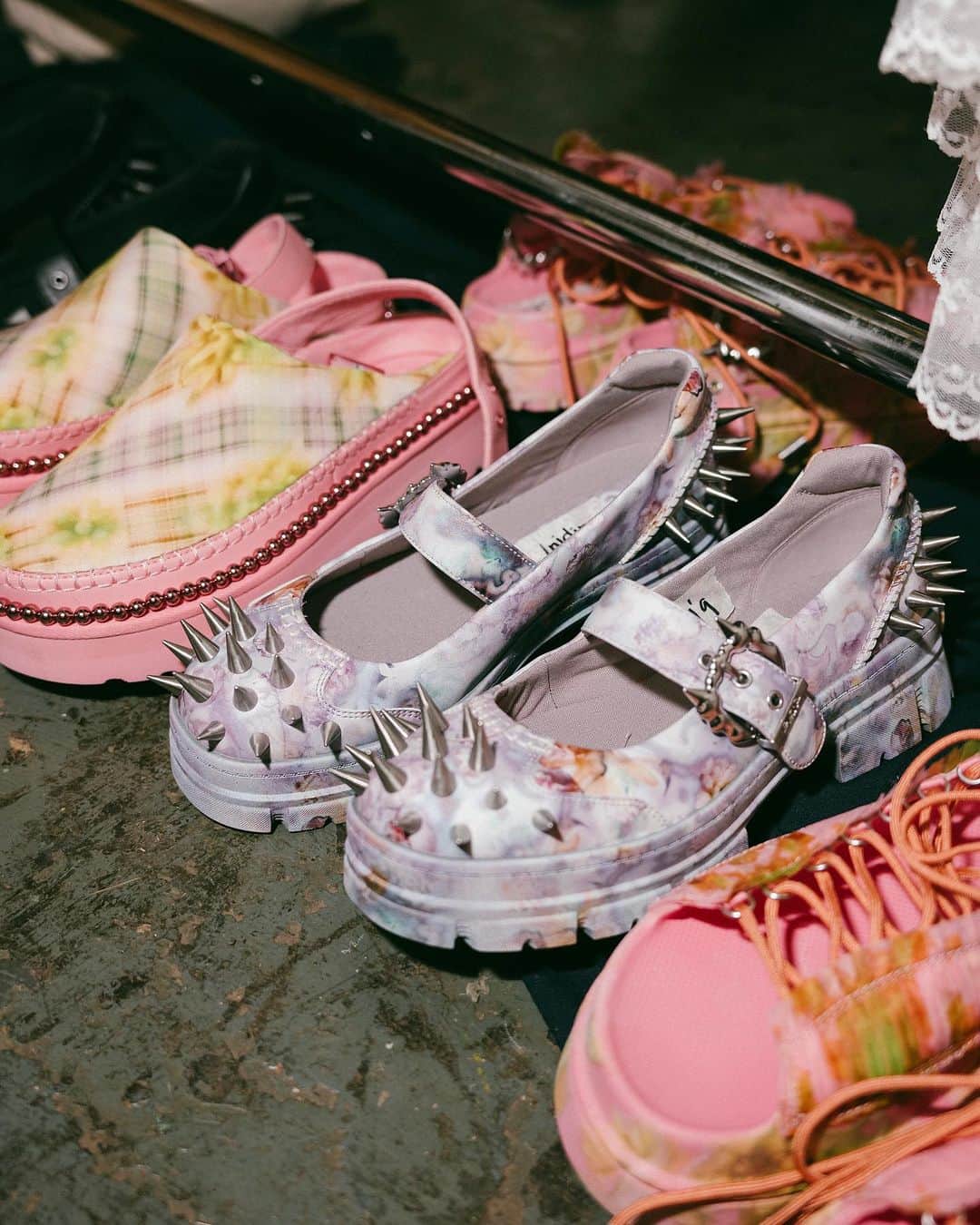 アグのインスタグラム：「“My motto? Be fearless and dress for a smile.” - Hillary Taymour, Creative Director of @collinastrada. Taymour reimagined UGG styles exclusively for her Spring/Summer 2024 NYFW show.   Captured by @ofbecomingus and Stefan Stoica/GORUNWAY  #UGG #NYFW #FeelsLikeUgg #NewYorkFashionWeek #NYFW23 #CollinaStrada」