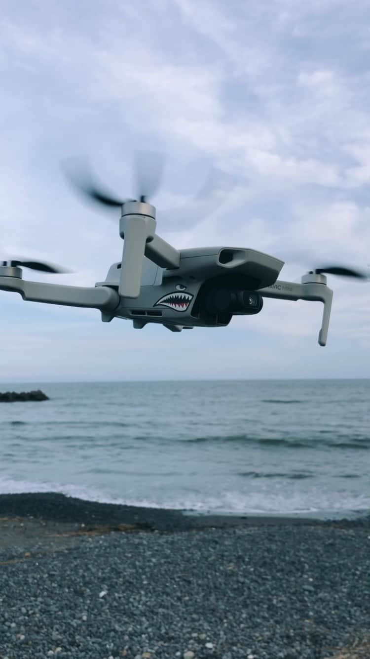 KIYOのインスタグラム：「ドローンには無限の可能性があると思う。 I think drones have unlimited potential.  #dji #mavicmini #drone #avigeek #sharkmouth #noseart #flyingtigers #squadronpatch #toystagram #ドローン #ドローン空撮 #ドローン撮影 #ドローン空撮男子 #ノーズアート #シャークマウス #パーソナルマーク」