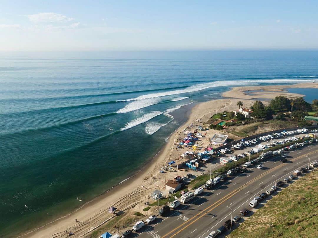 surflineのインスタグラム：「Classic California lines as SSE swell from Hurricane Jova brings fun to mid-size surf across Southern California. The swell trends S-SSW through Sunday and eases. Get more info at the link in our bio. (@malibusurfingassociation is running an event at First Point through the weekend.)  📸 @nickliotta」