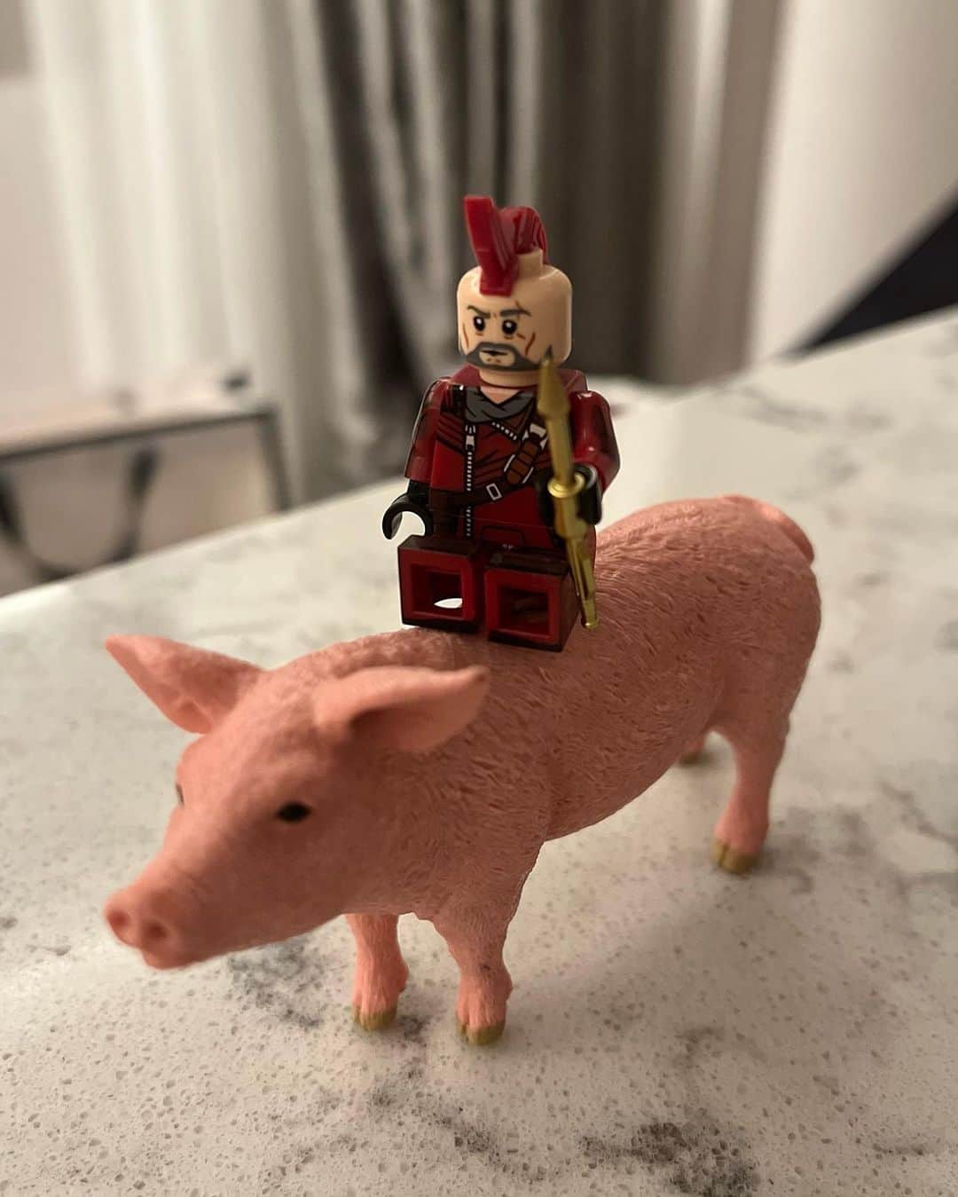 ショーン・ガンのインスタグラム：「Kraglin/Petal.   📸: @tashalitas  Lego on sculpted plastic, c.2023」