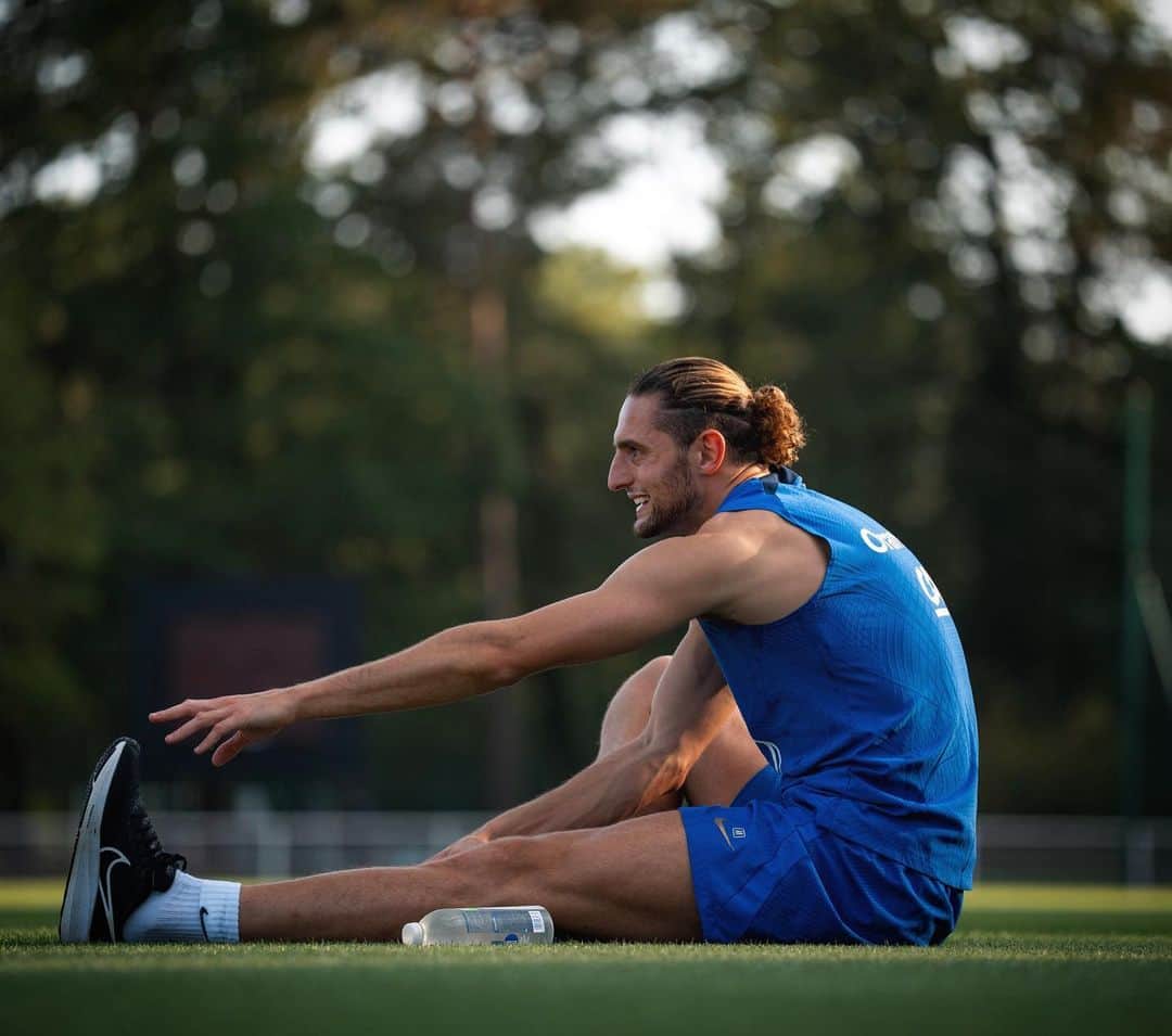 アドリアン・ラビオのインスタグラム：「🧘🏻‍♂️🌳💦」