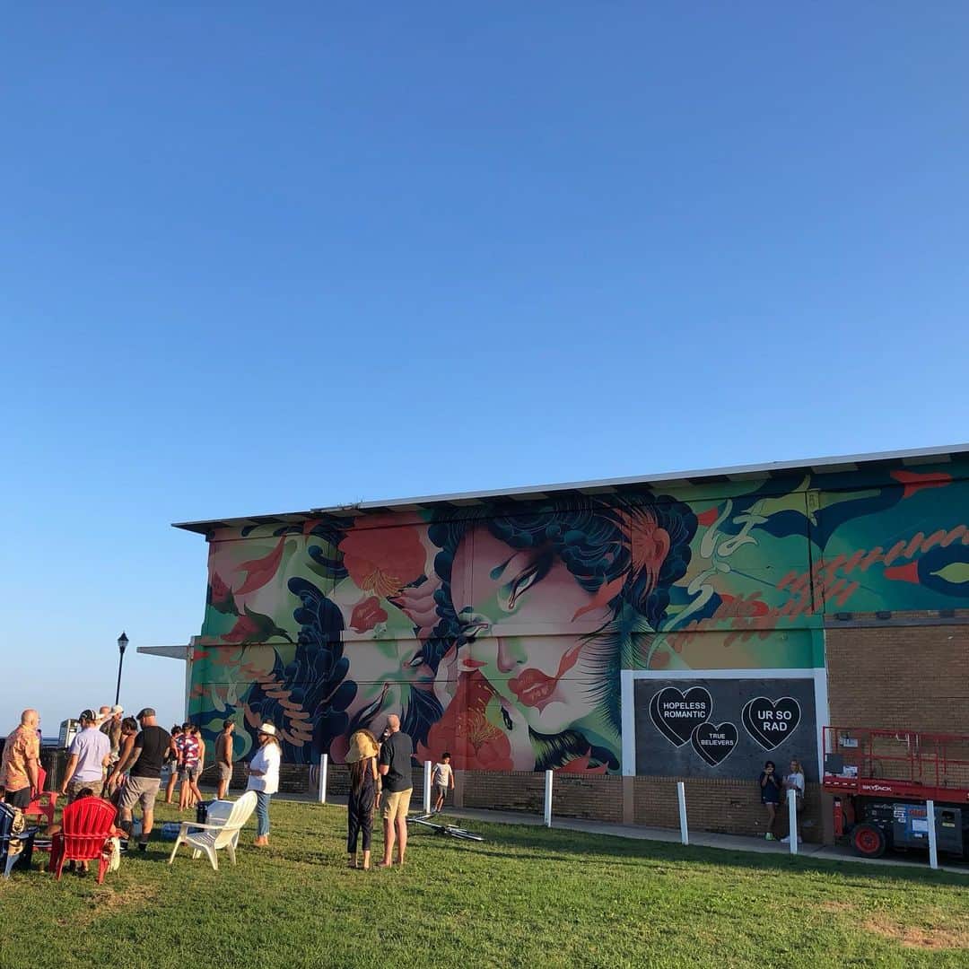 岡田育さんのインスタグラム写真 - (岡田育Instagram)「…And, we had a party as well!!  🍹🍣🍨🍣🍹 @woodenwallsproject  @negiyakisoba  #woodenwallsproject #oneq #asburyparkbeach #asburyparknj  . Okay let me explain, there is a strict rule for visitors to be shot in the most super ultra HARDEST pose ever and all we could do was to be “totally dominated”… Never forget to leave the proof if you’ll visit there! Go pretend you’d done this mural, just like me. 💪🤝💪 . おまえが描いたんか！？ くらいの勢いで記念撮影してしまった（※ノンアルコールです）。楽しかったー！ また遊びに行きたい。 #アズベリーパーク #ニュージャージー」9月10日 6時18分 - okadaic