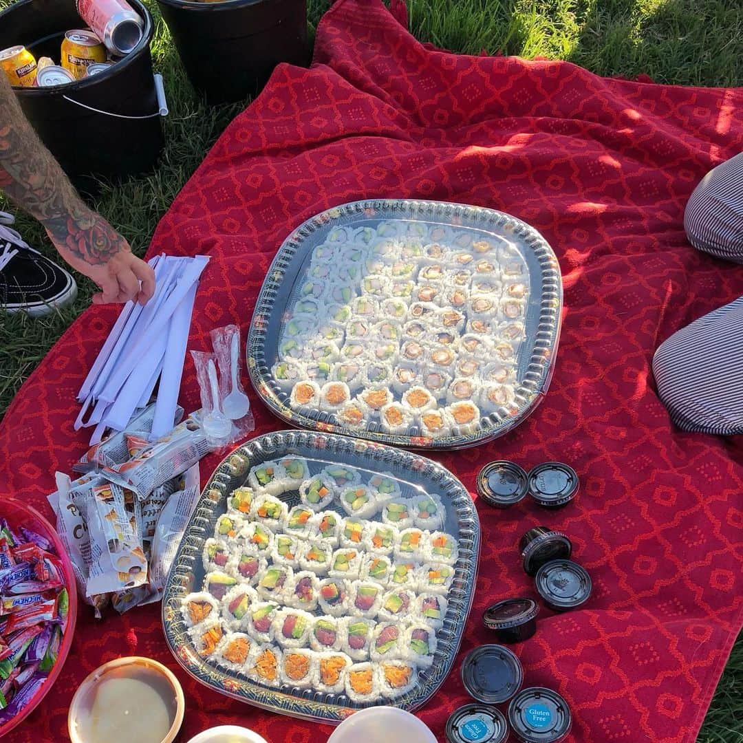 岡田育さんのインスタグラム写真 - (岡田育Instagram)「…And, we had a party as well!!  🍹🍣🍨🍣🍹 @woodenwallsproject  @negiyakisoba  #woodenwallsproject #oneq #asburyparkbeach #asburyparknj  . Okay let me explain, there is a strict rule for visitors to be shot in the most super ultra HARDEST pose ever and all we could do was to be “totally dominated”… Never forget to leave the proof if you’ll visit there! Go pretend you’d done this mural, just like me. 💪🤝💪 . おまえが描いたんか！？ くらいの勢いで記念撮影してしまった（※ノンアルコールです）。楽しかったー！ また遊びに行きたい。 #アズベリーパーク #ニュージャージー」9月10日 6時18分 - okadaic