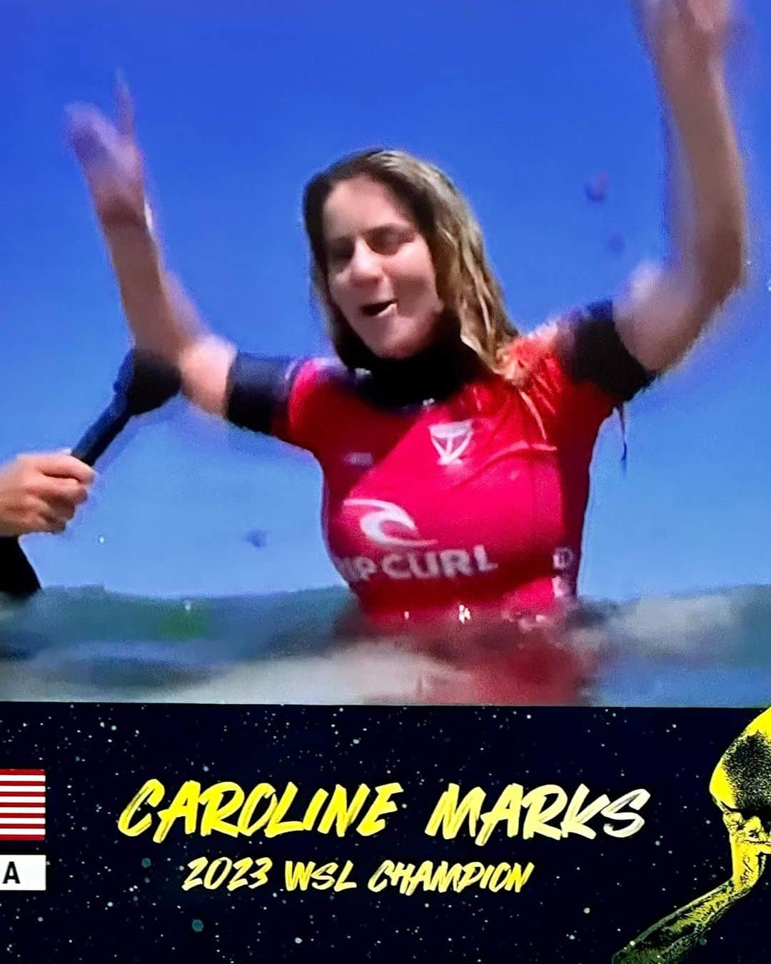 ケリー・スレーターさんのインスタグラム写真 - (ケリー・スレーターInstagram)「Apologies for the bad quality screengrab but huge congrats to @caroline_markss on her maiden @wsl world title and another for the state of #Florida! The potential has been there for years so it’s great to see it come together for you, Caroline! Great job. 👏🏽🙌🏽   Condolences but great surfing this year to @rissmoore10 who has been the form surfer on tour for many years now and will surely continue being in the title running for many years to come. 🌺」9月10日 6時19分 - kellyslater