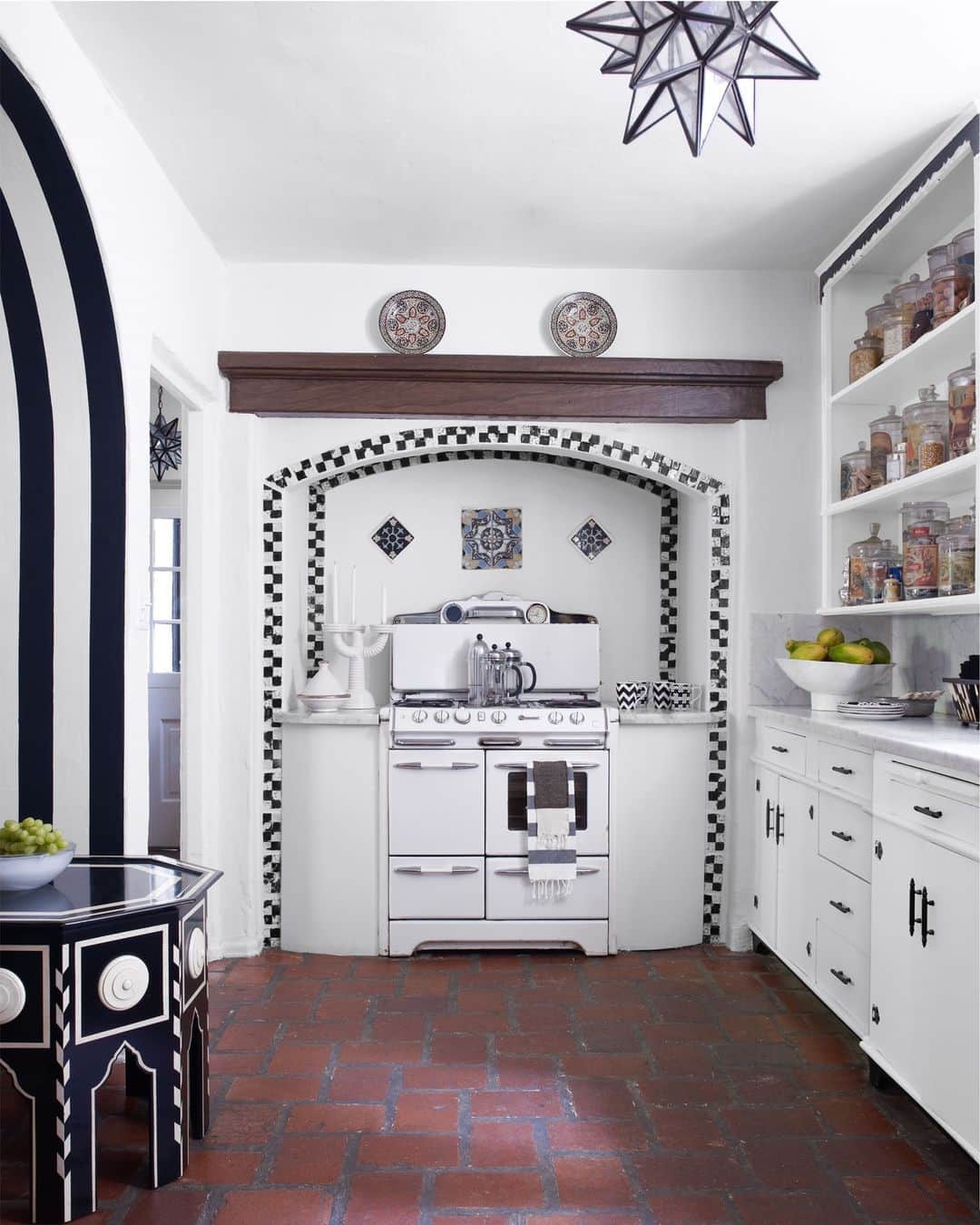 ELLE DECORのインスタグラム：「In another treat from the ELLE DECOR archive, we revisit Martyn Lawrence Bullard’s (@martynbullard) historic Los Angeles home. The 2,800-square-foot 1922 Mediterranean villa is in Whitley Heights, one of Los Angeles’s first celebrity enclaves. Previous tenants have included silent-film icons Rudolph Valentino and Gloria Swanson. Later, novelist William Faulkner wrote screenplays on the balcony off what is now Bullard’s primary bedroom. And glamorous reminders of the past still haunt the place: here in the kitchen, the cabinetry and wall tiles are original to the house, and the O’Keefe & Merritt stove was installed in the 1930s by Swanson herself.   Click the link in bio to see the rest of this dream home, as featured in the December 2012 Issue of ELLE DECOR. Written by @davidkeepsinsta. Photographed by @williamwaldronphoto. Styled by @spi_interiors.」