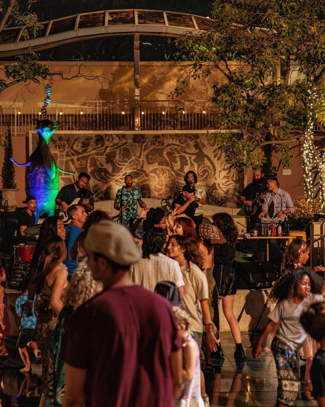Shing02のインスタグラム：「9.8.23 @hawaiistateartmuseum  thank you @d_a_e_h_a_n_  and entire vibe crew @djrevise @werdupstu 🔊 coordinator @aly_ishikuni 🪩 video doc @illturner 🎬 photo @masta_minch 📷 players: @a1championsound 🎧 @d_a_e_h_a_n_ 🥁 @alikalyman 🎸 (g) @wiltafolomusic 🎸 (b) @saxwillard 🎷 @papstpt 🎺 @shing02gram 🎚️」
