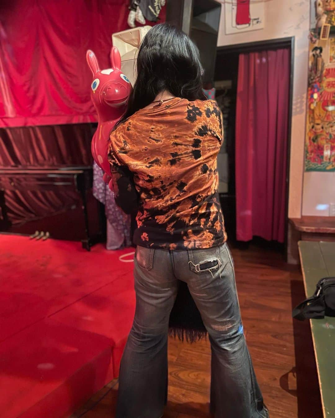 タテタカコさんのインスタグラム写真 - (タテタカコInstagram)「せい子さんが、タテタカコロゴ長袖Tシャツを、 ご自身で絞り染めされたそうです❗️ 奥行きのある深い色合いと模様に何度も見惚れてしまいました！  #絞り染め #伊藤せい子 さん #夕凪」9月10日 6時37分 - tatetakako