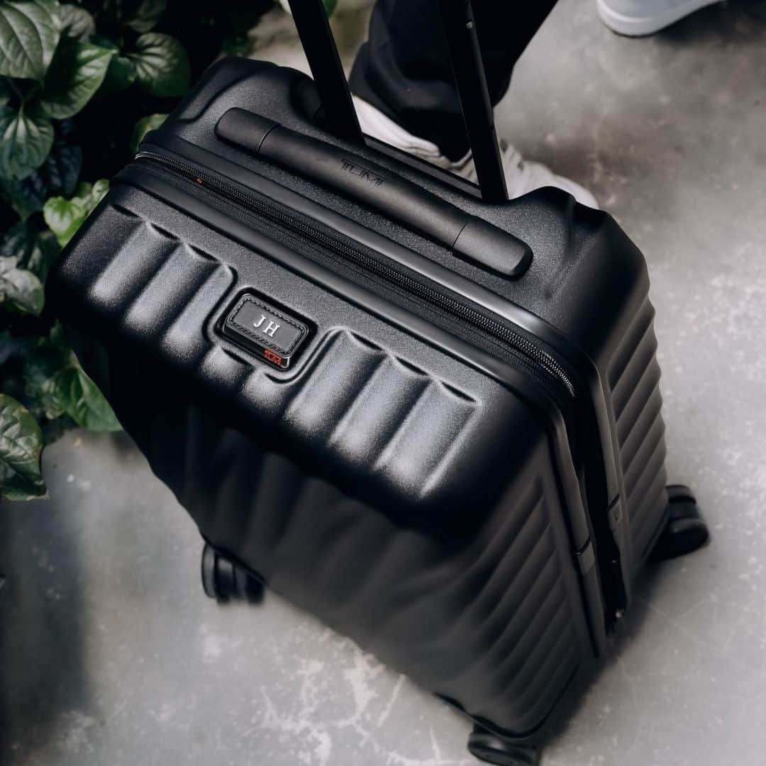 のインスタグラム：「Sleek and striking from every angle. The iconic 19 Degree traveling case is a must-have for frequent flyers like Singapore based foodie and lifestyle documentor @jethoon.   #TUMI19D」