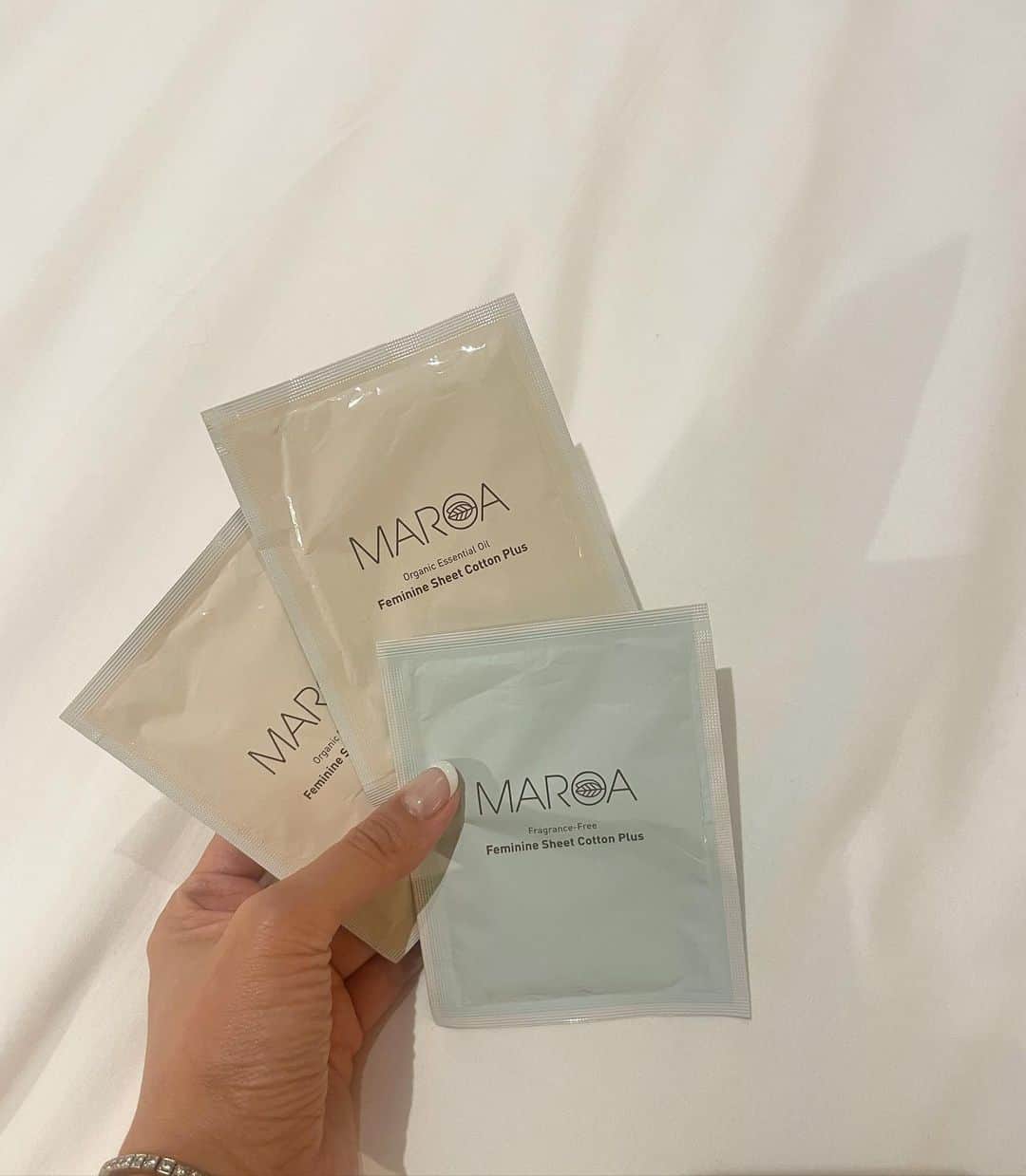 中林美和のインスタグラム：「先行発売でも大好評だった フェミニンシート。 MAROAの公式Web Storeでも発売になりました！  デリケートゾーンの汗や汚れや、生理前後の不快感、 長時間お風呂に入れないとき、などなど、 サッと拭き取ればまるでシャワーを浴びたようにスッキリ！ 私は自宅以外のウォシュレットを使うのが苦手だから、 外出先で安心して使える”お尻拭き“が欲しかったのです。  フェミニンシートもデリケートゾーンに寄せた弱酸性、 お肌に優しい処方だから全身やお口周りにも使えちゃう。 ポーチやバッグに入れておくと本当に便利です。 そして発売日以降、 男性のお客様からもオーダーがたくさんあり すごく驚いていたのですが、 快適に過ごしたいのは皆同じなんだなって嬉しく思いました。 お客様からのご要望で ウーマンズ バランス(フェミニンソープと同じ香り！)と無香料の2種類をご用意。 皆さま是非一度試してみてくださいね🫶🏼  #maroa #マロア #植物の力で自分をいたわる @maroa_organic」
