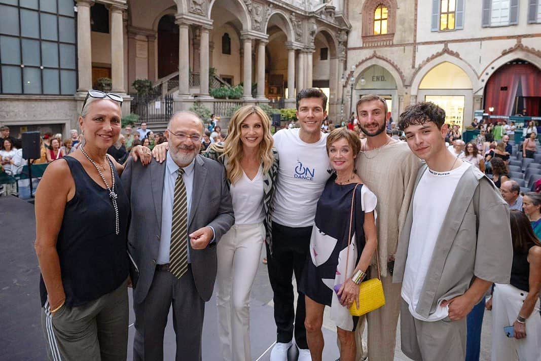 ロベルト・ボッレのインスタグラム：「Bellissimo incontro ‘danza e media’ oggi in piazzetta mercanti! @ondance.it  Super cast: ❣️ @alessandra.celentano @lcuccarini #orielladorella @massimobernardini @ramon_agnelli @lorenzo_brock_   @giovanniranaita @isybank @intesasanpaolo @solgar_italia_multinutrient」