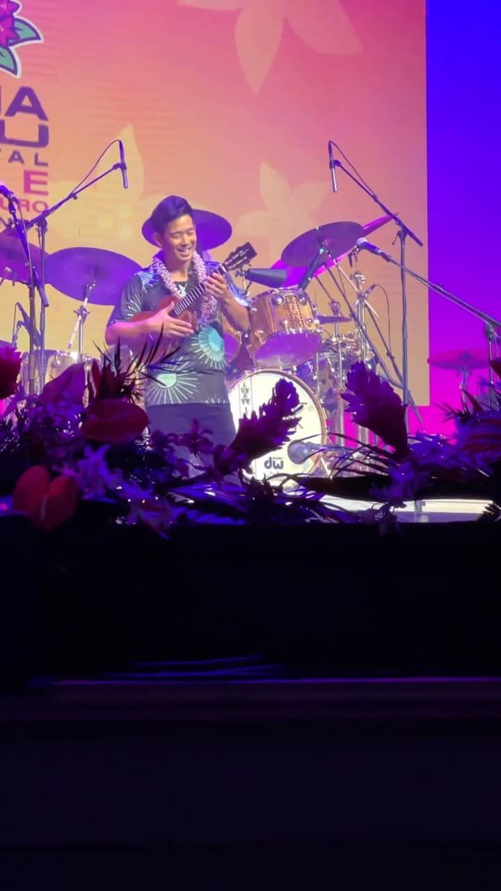 クリスティー・ヤマグチのインスタグラム：「Witnessing greatness on another scale @jakeshimabukuro and @mickfleetwoodofficial at @hanahoumusicfestival . Phenomenal night of music and you can join in again tonight at https://jakeshimabukuro.com/hana-hou-festival-information/ Profits benefiting the people of Maui. Join us tonight 7:30pm HT」