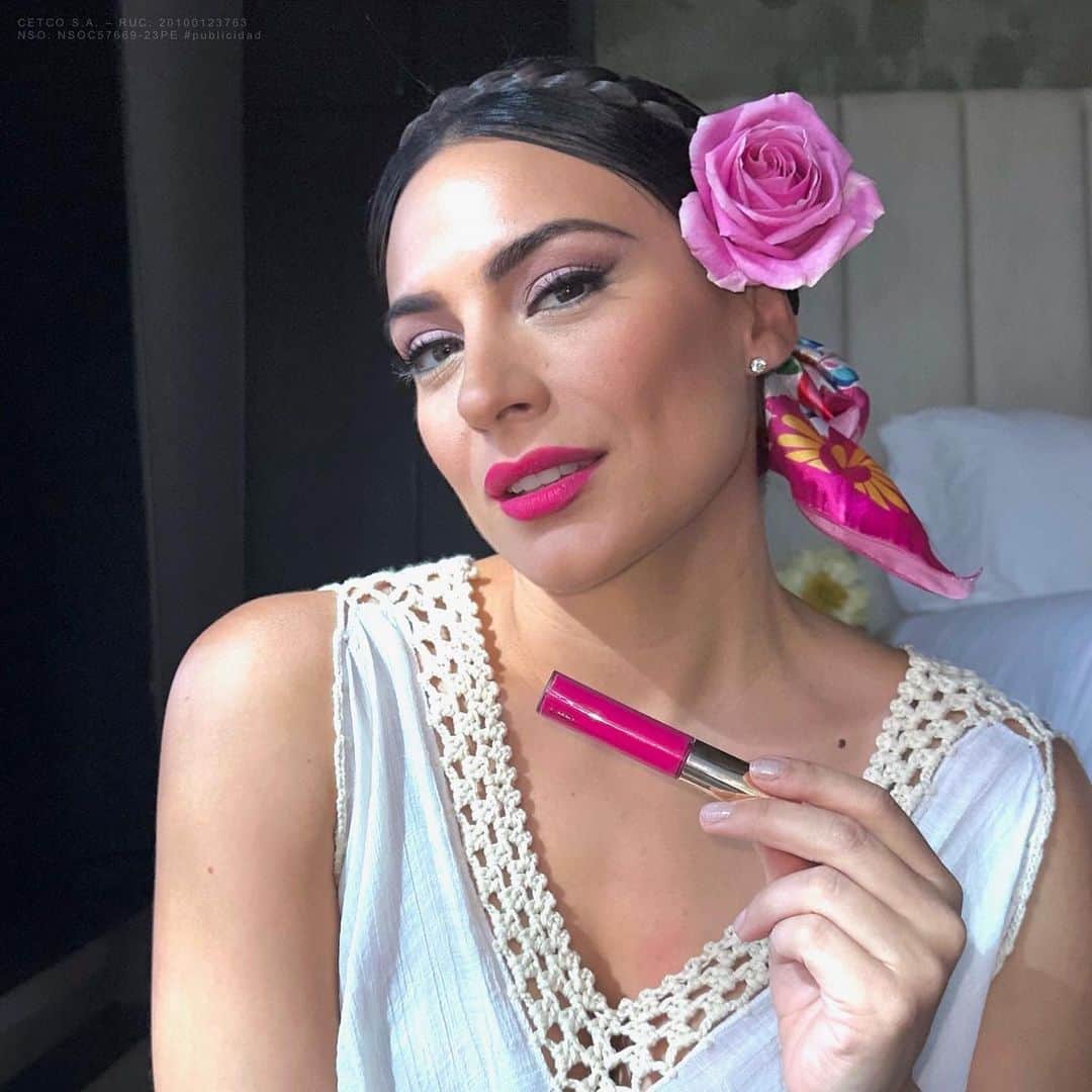 Ana Brenda Contrerasのインスタグラム：「Preparándome para dar el grito con mi Infini Absolu Rosa Mexicano, uno de mis colores favoritos siempre 🌹💕  @lbelonline conmemora nuestro mes patrio con una edición limitada en este tono, así como una edicion especial de Nocturne y Fleur .  Están listos ? Como van a celebrar ?  #lbel #vivamexico 🇲🇽」