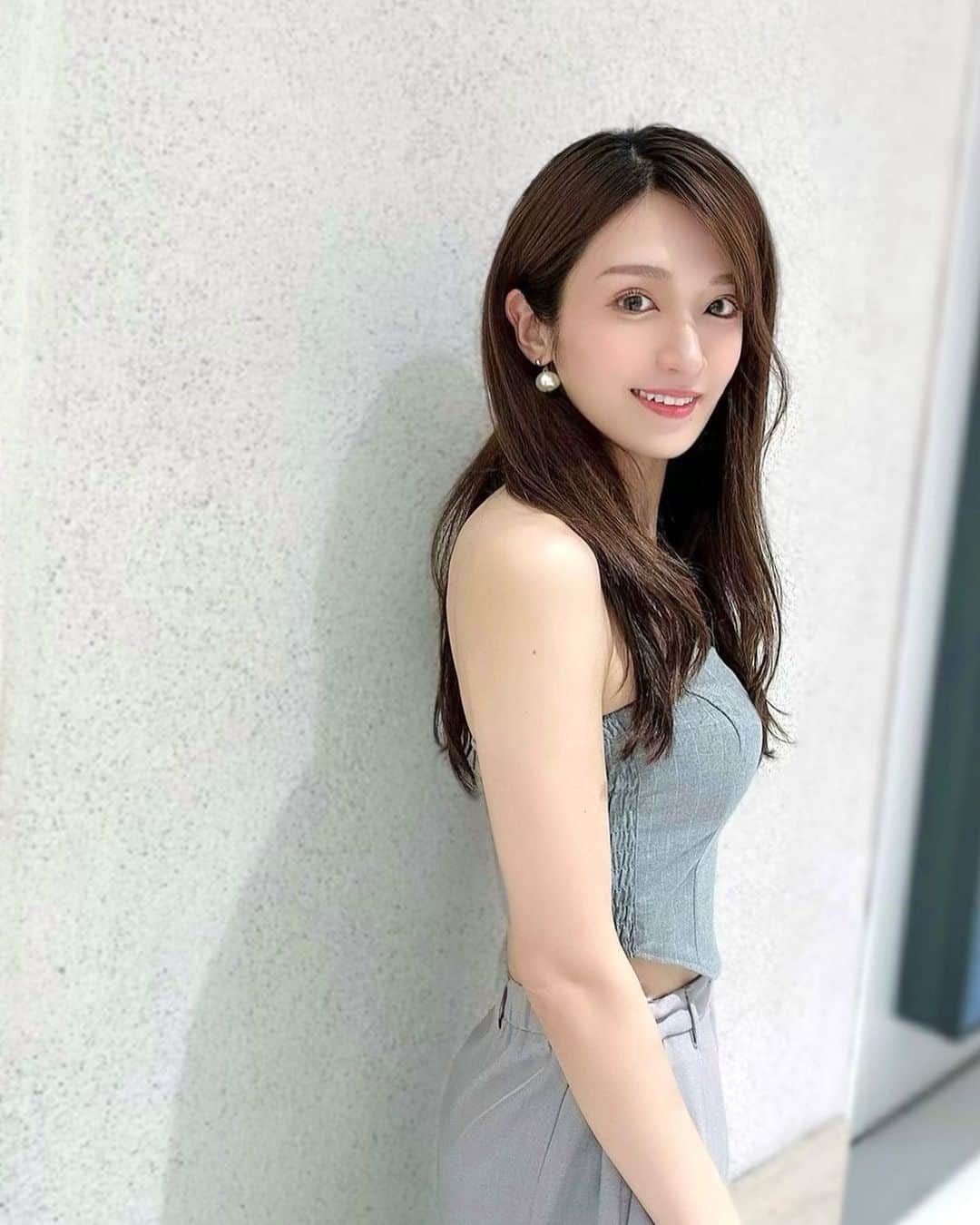 白瀬由莉のインスタグラム：「朝晩涼しくなってきて秋気分🍂 でもまだ暑いから色を秋色に🩶  今日も素敵な1日を☺️🌈  🌷🧚🏻‍♀️🌻」