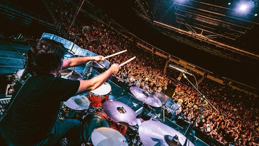 3 Doors Downのインスタグラム：「THANK YOU for last night, Arkansas! That rocked. 🤘 #AwayFromTheSunAnniversaryTour   📸: @wurzy_media」