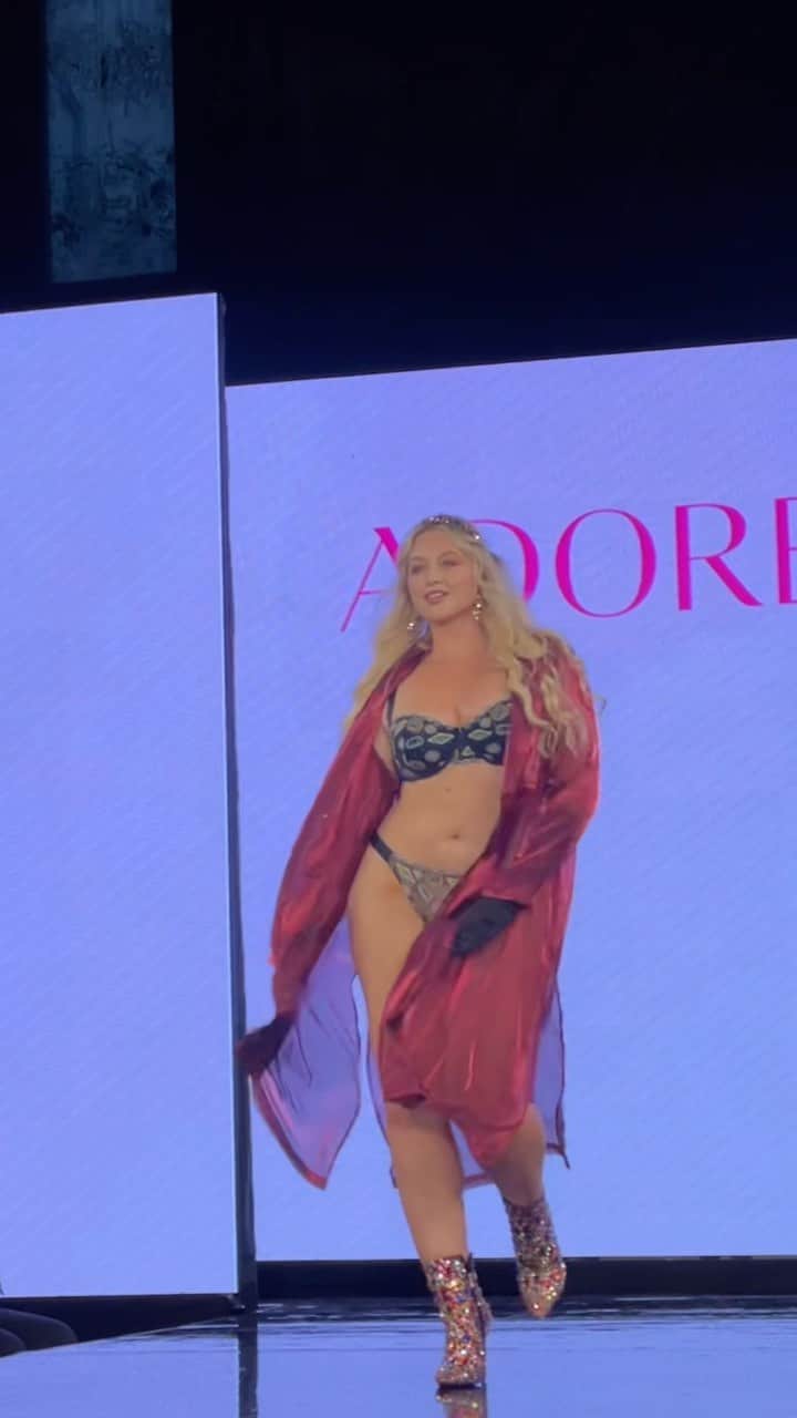 イスクラ・ローレンスのインスタグラム：「@adoreme brought me back to NYFW✨  The most fun, inclusive and joy filled show I’ve ever experienced. It was an honour to open and close the show alongside so many phenomenal women wearing a brand that is so empowering and I’m proud to be part of the family again after all these years🫶  . . .  #adoreme #nyfw #nyfw2023」