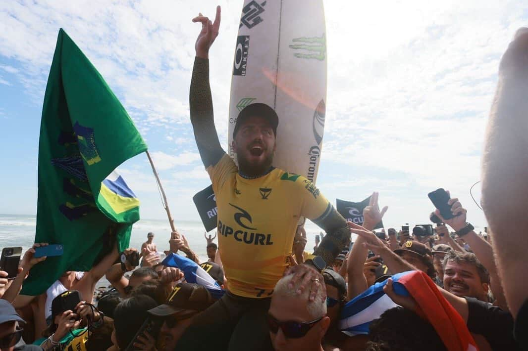 surflineのインスタグラム：「Congrats @filipetoledo and @caroline_markss - your 2023 @wsl World Champions!!!  📸 @miahklein」