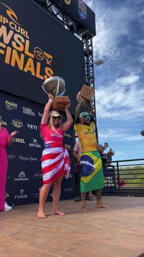 世界プロサーフィン連盟（WSL）のインスタグラム：「#RipCurlWSLFinals Awards Ceremony 🏆 Congratulations @filipetoledo and @caroline_markss!  @ripcurl @ripcurl_women」