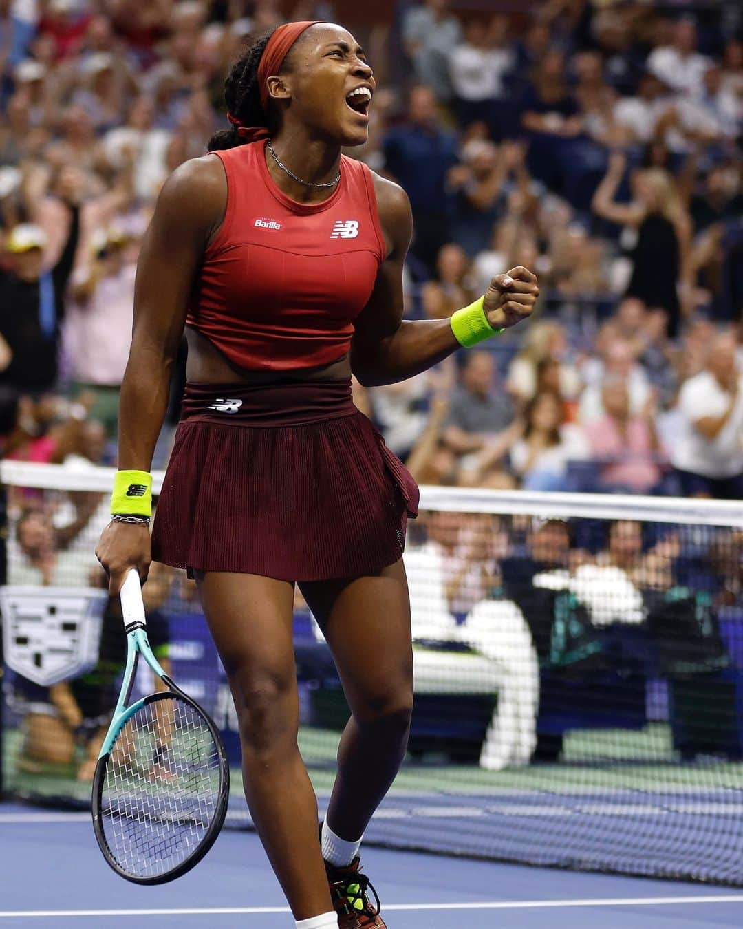 Vogueさんのインスタグラム写真 - (VogueInstagram)「@CocoGauff wins the #USOpen! Tonight inside Arthur Ashe Stadium, the 19-year-old tennis prodigy earned a Grand Slam title with a win against Aryna Sabalenka of Belarus. It’s the player’s first major title win and follows a riveting set of matches that has captivated the world.」9月10日 7時41分 - voguemagazine