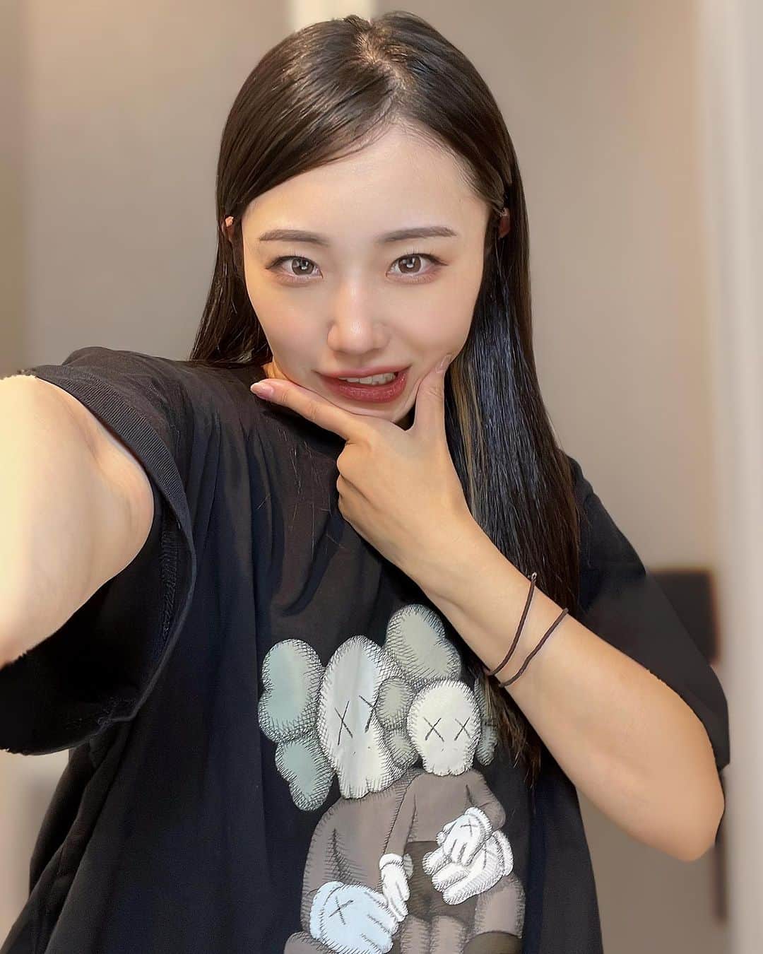 葉山もえみさんのインスタグラム写真 - (葉山もえみInstagram)「カウズのTシャツ届いたー🤍 めっちゃ可愛い😍  @uniqlo_jp  @kaws   #カウズ　#kaws #ユニクロ　#UT #Tシャツコーデ　#モノトーンコーデ  #インナーカラー　#ブラックコーデ  #私服　#カジュアルファッション　#ストリート系女子　#japanesegirl #UNIQLO」9月10日 7時44分 - moefitness1012