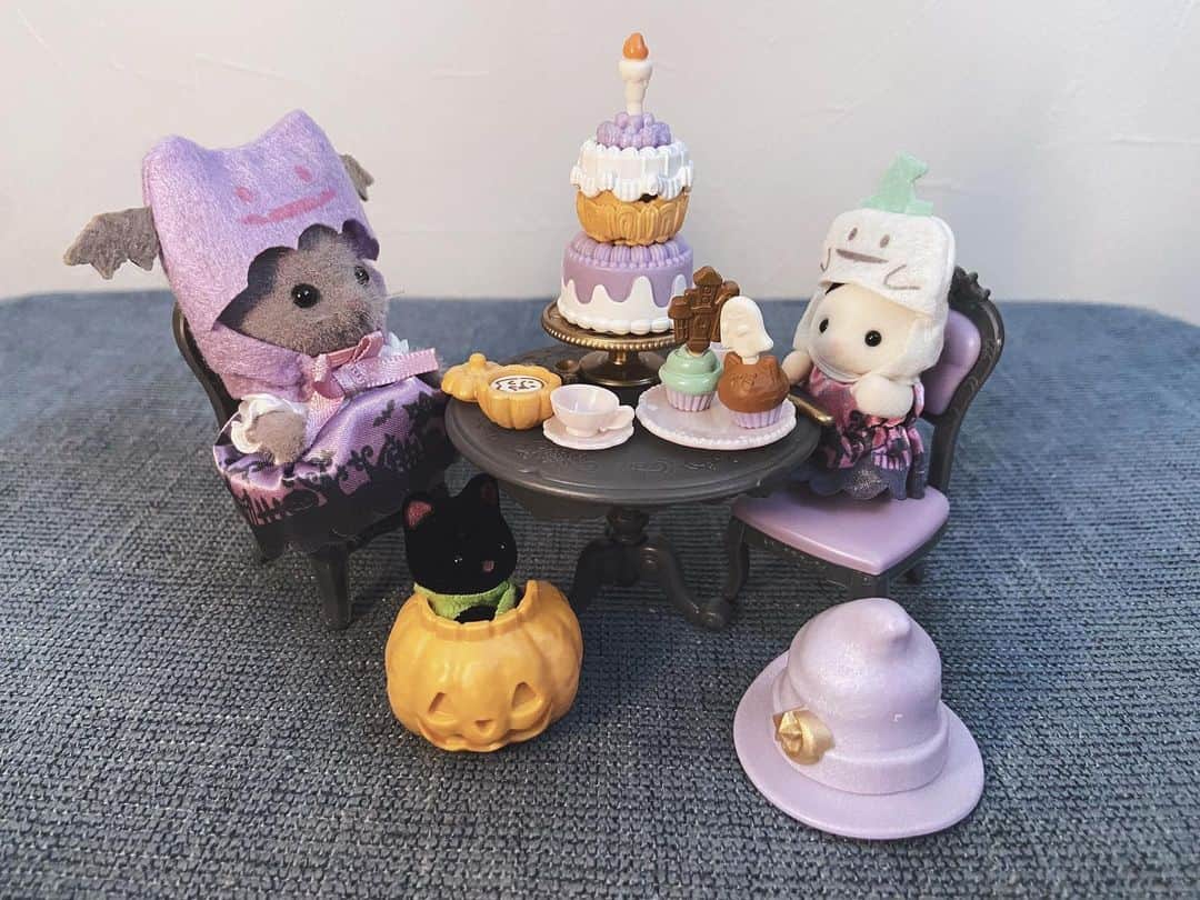おおで ゆかこのインスタグラム：「ドキドキへんしん！ハロウィンパーティーセット 9月の新商品です🎃こんな素敵なハロウィンパーティーに参加してみたい‥！被り物も全体のシックなデザインも素敵です♡デコレーションケーキは2種類楽しめます。」