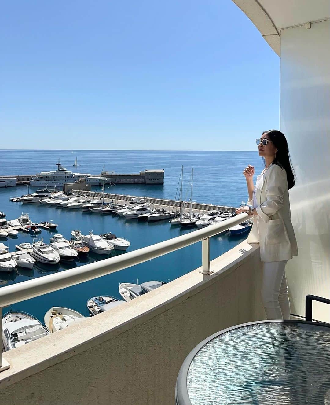 紙本真琴さんのインスタグラム写真 - (紙本真琴Instagram)「#ヨーロッパ旅行 モナコで滞在したホテルは“リビエラ マリオット ホテル ラ ポルト デュ モナコ”  お部屋から海と山が望めて最高の景色を見ながら、久しぶりにのんびり過ごせたな  バタバタとミラノからずっと旅して周ってて休憩なしだったので  少しばかりモナコの雰囲気を味わいながら余暇を楽しんだよ  昼間は屋外のプールに入る観光客もいるほど暑くなるけど  夕方になってくると急に風が冷たくなって夜はコートを着ないと過ごせないほど一日の温暖差が激しい  でも湿度が低いから暑くなっても涼しくても快適  風が気持ち良くて散歩が楽しかった♪ しかし日本の夏は湿度が高くて全然違うなーー笑  #モナコ #リビエラマリオット #MONACO #ホテル #マリオットホテル #51歳夫婦 #ホテル好き」9月10日 7時57分 - macoto.kamimoto