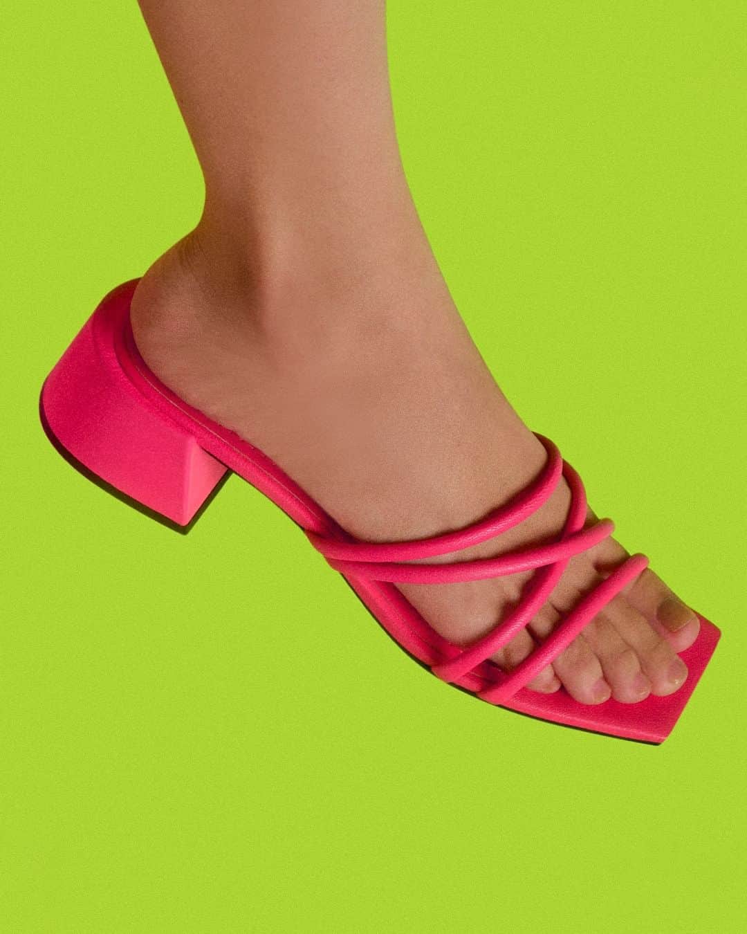 Santa Lollaさんのインスタグラム写真 - (Santa LollaInstagram)「Pink shoes lovers ✔️ O mule ganhou uma pitada de cor e embarcou na trend das tiras finas e bico quadrado, para compor produções frescas e cheias de atitude. [ 043F.3DB7.0346.0050 I R$229,90 ] #santalolla #santalollaverao24 #pinkmood #barbiecore」9月10日 8時00分 - santa_lolla