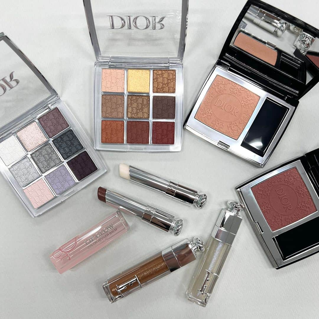 MAQUIA ONLINEさんのインスタグラム写真 - (MAQUIA ONLINEInstagram)「【#Dior 】のクリスマスコフレ速報🎄📣華やかなアイシャドウからリップまで😍11/3、11/17発売❣️  ■ディオール バックステージ ホリデー 2023（数量限定） ディオール バックステージ アイ パレット010コッパー（📸2枚目） ディオール アディクト リップ グロウ 057 シマー シナモン（📸5枚目） ディオール アディクト リップ マキシマイザー 049 ピュア コッパー（📸5枚目）  ディオール バックステージ アイ パレット011シルバー（📸3枚目） ディオール アディクト リップ グロウ 058 オパール パール（📸5枚目） ディオール アディクト リップ マキシマイザー 050 ホログラフィック シルバー（📸5枚目）  🔖2023年11月17日（金）発売予定  📸4枚目 ■ディオールスキン ルージュ ブラッシュ（数量限定品2種）￥7480 ●211：可愛らしいヌードローズ ●621：可憐なローズ  🔖2023年11月3日（金）発売予定  ------------------------------------------- ⭐️🎄 クリスマスコフレを最速で公開中 ⭐️🎄 【@maquia.magazine】👈フォローお願いします🙏 人気ブランドの新作速報＆スウォッチを投稿中🧡 -------------------------------------------  #ディオール #ディオールコスメ #アイシャドウ #リップ #コスメ #ディオールコフレ #クリスマスコフレ #クリスマスコフレ2023 #ホリデー #ホリデーコレクション #ホリデーコレクション2023 #マキア #maquia  WEB編集Fu」9月10日 8時00分 - maquia.magazine