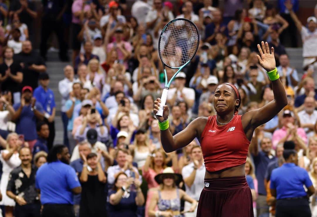 Just Jaredさんのインスタグラム写真 - (Just JaredInstagram)「19-year-old American tennis phenom Coco Gauff took down Aryna Sabalenka of Belarus, winning her first Grand Slam title.  She came back from a set down, winning 2-6, 6-3, 6-2. Coco’s the first teenager to win the US Open Women’s Singles title since Serena Williams in 1999. Congrats Coco!! #CocoGauff Photos: Getty」9月10日 8時09分 - justjared