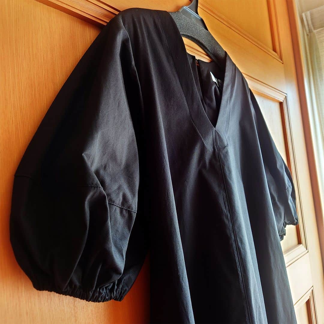 LEEさんのインスタグラム写真 - (LEEInstagram)「【たくましい二の腕をかくしてくれるワンピースが大活躍！】  こんにちは！ みなさんこの夏はいかがお過ごしでしたか？ 少し和らいだとはいえ、まだ暑い日々が続いていますね。  30代前半にホットフラッシュに悩まされた時期があったのですが、最近また似たような症状が頻発、暑いせいなのか更年期がやってきたのか、ちょっと悩んでいるぽんぽこです。  そんな理由もあり、今年はできるだけ涼しいワンピースで毎日を過ごしています。その中でも、最も涼しく重宝しているワンピース2点をご紹介したいと思います。  （写真1～5枚目） たくましい二の腕をかくしてくれるワンピース！ marjour (マージュール) BALLOON SLEEVE ONEPIECE  ふんわり袖が素敵！と、見たとたん目が♡マークになったワンピースがこちら。  立派な体型がよりたくましく見えるのではないかと敬遠していたふんわり袖。こちらのワンピースの袖は上部ではなく下のほうにボリュームがあるので、うまく体型をかくしてくれるはず！と希望をもってぽちりと購入しました。  袖をとおしてみると、その効果は想像以上！ 黒という色も手伝ってか、かなり細く見えます。  Mサイズですが、LLサイズ相当のわたしでも問題なく着られました♪  嬉しくなってヘビロテしています。 アクセサリーや小物でアレンジして、印象が変わるよう自分なりに工夫していますが、周りはいつも同じの着ているなーと実はバレバレかもしれません……。  （写真6～8枚目） たくましい二の腕は見えてしまうけれど、涼しいからOKなワンピース！ vis-a-vis フレンチスリーブAラインロングシャツワンピース  先日、爽やかストライプ柄のおかげか、若い人たちから「素敵ですね」と声をかけてもらえました。 かくしきれない二の腕を気にしながら着ていたので、びっくり！  以前LEEマルシェ店長のぽんちゃんが、 「二の腕はあえて出してすっきり見せる」 https://lee.hpplus.jp/column/2369922/ と投稿、反響も大きかったので、自分にもあてはまるかな？とちょっと勇気をもらってしまいました。調子に乗らないよう注意せねば。  （写真9枚目） 黒ワンピースを着て出かけたのは、隅田川の花火大会。 猛暑日でしたが、ワンピースのおかげで快適に過ごせました。 ハリのある生地なので、汗をかいても体にくっつかず、涼しさもきれい見えも維持。 黒ワンピースが実力を発揮した1日でした。  肝心の花火はというと、隅田川は初めてだったのですが、「すごかった……」のひと言に尽きます。 当日、お出かけになった方も多いのでは？ 混雑して大変でしたね。 それも含めて、とてもよい夏の思い出になりました。  （写真10枚目） こちらは地元の小さな花火大会。 場所取りをしている間のひとコマです。  バッタがたくさん寄ってきて、困ったことに。 でも、そのおかげで周りの小学生たちも寄ってきてくれて、ちょっと幸せ。 隅田川に比べると小さなイベントでしたが、心に残る日となりました。  ワンピースとともに過ごした夏の思い出を振り返りましたが、しばらく暑さは続くよう。 お気に入りワンピースたちとの思い出もしばらく続く予感です。  涼しくなるまで、きっとあと少し。 もうひとふんばり頑張りましょう！！（webぽんぽこ）  ※黒いワンピースはLEEマルシェで購入できます。  https://store.hpplus.jp/lee/shop/g/g3866070001LM/  1万円以内でコスパ抜群、本気でおすすめです☆  #magazinelee #leeweb #marjour #マージュール #leemarche #LEEmarche #LEE #リーマルシェ #雑誌LEE公式通販 #lee通販 #ストライプ柄ワンピース #ワンピース #ワンピースコーデ #黒ワンピース #黒ワンピースコーデ #シャツワンピース #シャツワンピースコーデ #LeSportsac #lesportsac #レスポートサック #バックパック #リュック #編集部のお買い物 #LEE編集部のお買い物 #大人コーデ #夏コーデ #猛暑コーデ #二の腕かくしコーデ #大人カジュアル #ブラックコーデ」9月10日 8時03分 - magazinelee