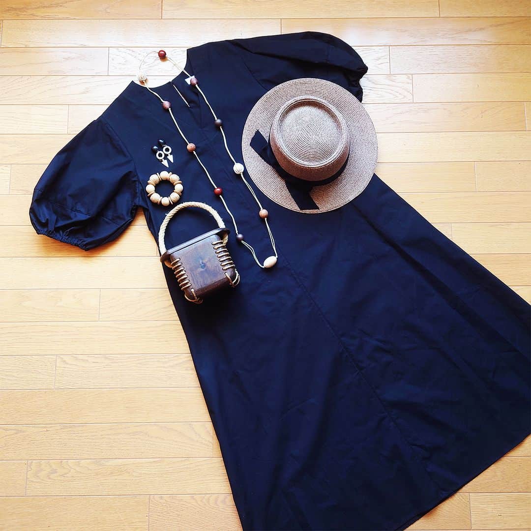 LEEさんのインスタグラム写真 - (LEEInstagram)「【たくましい二の腕をかくしてくれるワンピースが大活躍！】  こんにちは！ みなさんこの夏はいかがお過ごしでしたか？ 少し和らいだとはいえ、まだ暑い日々が続いていますね。  30代前半にホットフラッシュに悩まされた時期があったのですが、最近また似たような症状が頻発、暑いせいなのか更年期がやってきたのか、ちょっと悩んでいるぽんぽこです。  そんな理由もあり、今年はできるだけ涼しいワンピースで毎日を過ごしています。その中でも、最も涼しく重宝しているワンピース2点をご紹介したいと思います。  （写真1～5枚目） たくましい二の腕をかくしてくれるワンピース！ marjour (マージュール) BALLOON SLEEVE ONEPIECE  ふんわり袖が素敵！と、見たとたん目が♡マークになったワンピースがこちら。  立派な体型がよりたくましく見えるのではないかと敬遠していたふんわり袖。こちらのワンピースの袖は上部ではなく下のほうにボリュームがあるので、うまく体型をかくしてくれるはず！と希望をもってぽちりと購入しました。  袖をとおしてみると、その効果は想像以上！ 黒という色も手伝ってか、かなり細く見えます。  Mサイズですが、LLサイズ相当のわたしでも問題なく着られました♪  嬉しくなってヘビロテしています。 アクセサリーや小物でアレンジして、印象が変わるよう自分なりに工夫していますが、周りはいつも同じの着ているなーと実はバレバレかもしれません……。  （写真6～8枚目） たくましい二の腕は見えてしまうけれど、涼しいからOKなワンピース！ vis-a-vis フレンチスリーブAラインロングシャツワンピース  先日、爽やかストライプ柄のおかげか、若い人たちから「素敵ですね」と声をかけてもらえました。 かくしきれない二の腕を気にしながら着ていたので、びっくり！  以前LEEマルシェ店長のぽんちゃんが、 「二の腕はあえて出してすっきり見せる」 https://lee.hpplus.jp/column/2369922/ と投稿、反響も大きかったので、自分にもあてはまるかな？とちょっと勇気をもらってしまいました。調子に乗らないよう注意せねば。  （写真9枚目） 黒ワンピースを着て出かけたのは、隅田川の花火大会。 猛暑日でしたが、ワンピースのおかげで快適に過ごせました。 ハリのある生地なので、汗をかいても体にくっつかず、涼しさもきれい見えも維持。 黒ワンピースが実力を発揮した1日でした。  肝心の花火はというと、隅田川は初めてだったのですが、「すごかった……」のひと言に尽きます。 当日、お出かけになった方も多いのでは？ 混雑して大変でしたね。 それも含めて、とてもよい夏の思い出になりました。  （写真10枚目） こちらは地元の小さな花火大会。 場所取りをしている間のひとコマです。  バッタがたくさん寄ってきて、困ったことに。 でも、そのおかげで周りの小学生たちも寄ってきてくれて、ちょっと幸せ。 隅田川に比べると小さなイベントでしたが、心に残る日となりました。  ワンピースとともに過ごした夏の思い出を振り返りましたが、しばらく暑さは続くよう。 お気に入りワンピースたちとの思い出もしばらく続く予感です。  涼しくなるまで、きっとあと少し。 もうひとふんばり頑張りましょう！！（webぽんぽこ）  ※黒いワンピースはLEEマルシェで購入できます。  https://store.hpplus.jp/lee/shop/g/g3866070001LM/  1万円以内でコスパ抜群、本気でおすすめです☆  #magazinelee #leeweb #marjour #マージュール #leemarche #LEEmarche #LEE #リーマルシェ #雑誌LEE公式通販 #lee通販 #ストライプ柄ワンピース #ワンピース #ワンピースコーデ #黒ワンピース #黒ワンピースコーデ #シャツワンピース #シャツワンピースコーデ #LeSportsac #lesportsac #レスポートサック #バックパック #リュック #編集部のお買い物 #LEE編集部のお買い物 #大人コーデ #夏コーデ #猛暑コーデ #二の腕かくしコーデ #大人カジュアル #ブラックコーデ」9月10日 8時03分 - magazinelee