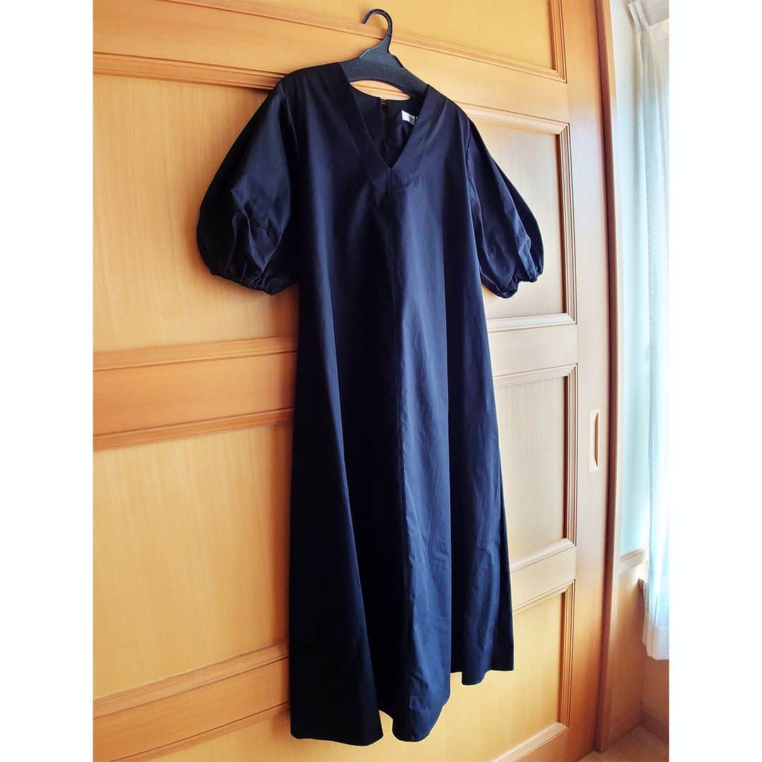 LEEさんのインスタグラム写真 - (LEEInstagram)「【たくましい二の腕をかくしてくれるワンピースが大活躍！】  こんにちは！ みなさんこの夏はいかがお過ごしでしたか？ 少し和らいだとはいえ、まだ暑い日々が続いていますね。  30代前半にホットフラッシュに悩まされた時期があったのですが、最近また似たような症状が頻発、暑いせいなのか更年期がやってきたのか、ちょっと悩んでいるぽんぽこです。  そんな理由もあり、今年はできるだけ涼しいワンピースで毎日を過ごしています。その中でも、最も涼しく重宝しているワンピース2点をご紹介したいと思います。  （写真1～5枚目） たくましい二の腕をかくしてくれるワンピース！ marjour (マージュール) BALLOON SLEEVE ONEPIECE  ふんわり袖が素敵！と、見たとたん目が♡マークになったワンピースがこちら。  立派な体型がよりたくましく見えるのではないかと敬遠していたふんわり袖。こちらのワンピースの袖は上部ではなく下のほうにボリュームがあるので、うまく体型をかくしてくれるはず！と希望をもってぽちりと購入しました。  袖をとおしてみると、その効果は想像以上！ 黒という色も手伝ってか、かなり細く見えます。  Mサイズですが、LLサイズ相当のわたしでも問題なく着られました♪  嬉しくなってヘビロテしています。 アクセサリーや小物でアレンジして、印象が変わるよう自分なりに工夫していますが、周りはいつも同じの着ているなーと実はバレバレかもしれません……。  （写真6～8枚目） たくましい二の腕は見えてしまうけれど、涼しいからOKなワンピース！ vis-a-vis フレンチスリーブAラインロングシャツワンピース  先日、爽やかストライプ柄のおかげか、若い人たちから「素敵ですね」と声をかけてもらえました。 かくしきれない二の腕を気にしながら着ていたので、びっくり！  以前LEEマルシェ店長のぽんちゃんが、 「二の腕はあえて出してすっきり見せる」 https://lee.hpplus.jp/column/2369922/ と投稿、反響も大きかったので、自分にもあてはまるかな？とちょっと勇気をもらってしまいました。調子に乗らないよう注意せねば。  （写真9枚目） 黒ワンピースを着て出かけたのは、隅田川の花火大会。 猛暑日でしたが、ワンピースのおかげで快適に過ごせました。 ハリのある生地なので、汗をかいても体にくっつかず、涼しさもきれい見えも維持。 黒ワンピースが実力を発揮した1日でした。  肝心の花火はというと、隅田川は初めてだったのですが、「すごかった……」のひと言に尽きます。 当日、お出かけになった方も多いのでは？ 混雑して大変でしたね。 それも含めて、とてもよい夏の思い出になりました。  （写真10枚目） こちらは地元の小さな花火大会。 場所取りをしている間のひとコマです。  バッタがたくさん寄ってきて、困ったことに。 でも、そのおかげで周りの小学生たちも寄ってきてくれて、ちょっと幸せ。 隅田川に比べると小さなイベントでしたが、心に残る日となりました。  ワンピースとともに過ごした夏の思い出を振り返りましたが、しばらく暑さは続くよう。 お気に入りワンピースたちとの思い出もしばらく続く予感です。  涼しくなるまで、きっとあと少し。 もうひとふんばり頑張りましょう！！（webぽんぽこ）  ※黒いワンピースはLEEマルシェで購入できます。  https://store.hpplus.jp/lee/shop/g/g3866070001LM/  1万円以内でコスパ抜群、本気でおすすめです☆  #magazinelee #leeweb #marjour #マージュール #leemarche #LEEmarche #LEE #リーマルシェ #雑誌LEE公式通販 #lee通販 #ストライプ柄ワンピース #ワンピース #ワンピースコーデ #黒ワンピース #黒ワンピースコーデ #シャツワンピース #シャツワンピースコーデ #LeSportsac #lesportsac #レスポートサック #バックパック #リュック #編集部のお買い物 #LEE編集部のお買い物 #大人コーデ #夏コーデ #猛暑コーデ #二の腕かくしコーデ #大人カジュアル #ブラックコーデ」9月10日 8時03分 - magazinelee