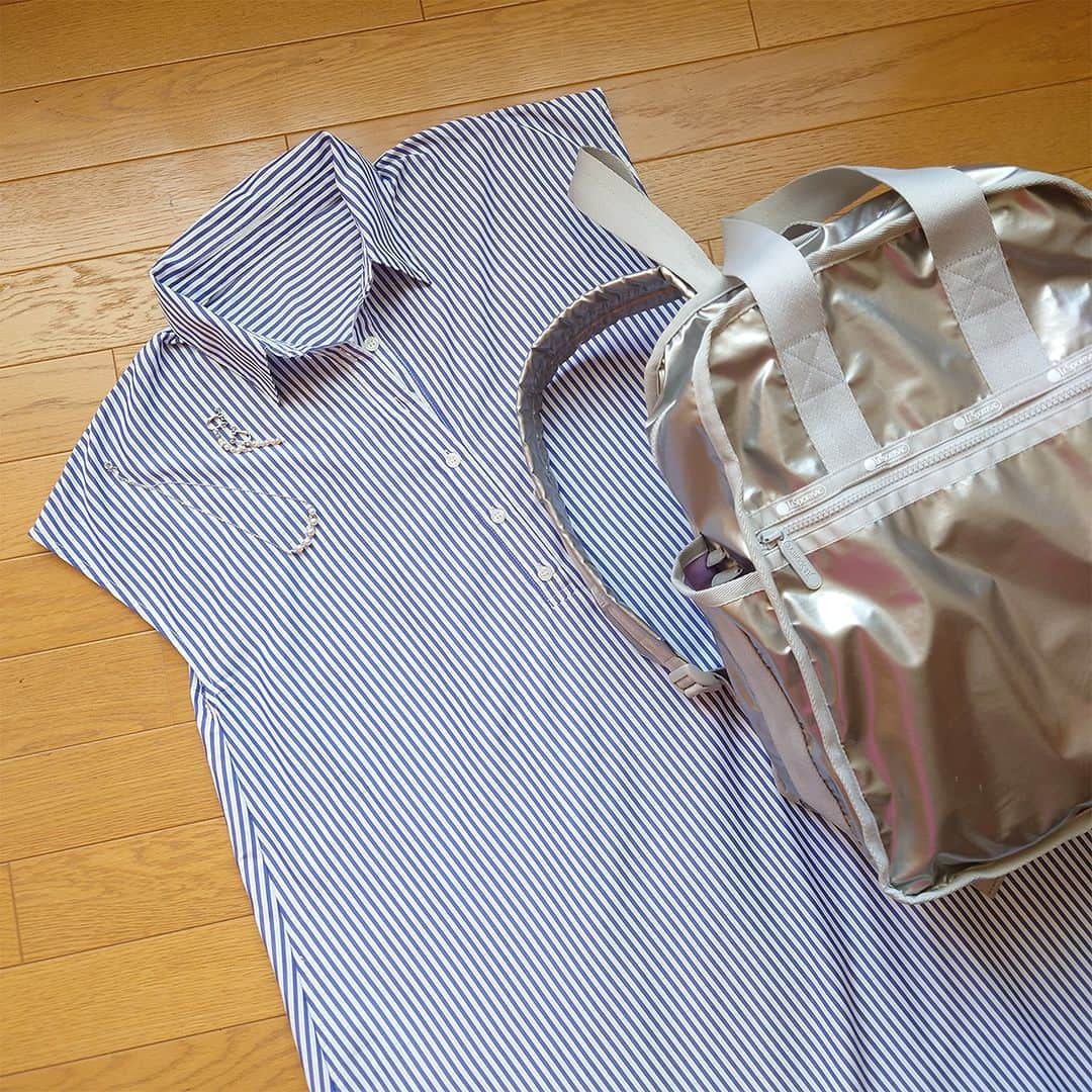 LEEさんのインスタグラム写真 - (LEEInstagram)「【たくましい二の腕をかくしてくれるワンピースが大活躍！】  こんにちは！ みなさんこの夏はいかがお過ごしでしたか？ 少し和らいだとはいえ、まだ暑い日々が続いていますね。  30代前半にホットフラッシュに悩まされた時期があったのですが、最近また似たような症状が頻発、暑いせいなのか更年期がやってきたのか、ちょっと悩んでいるぽんぽこです。  そんな理由もあり、今年はできるだけ涼しいワンピースで毎日を過ごしています。その中でも、最も涼しく重宝しているワンピース2点をご紹介したいと思います。  （写真1～5枚目） たくましい二の腕をかくしてくれるワンピース！ marjour (マージュール) BALLOON SLEEVE ONEPIECE  ふんわり袖が素敵！と、見たとたん目が♡マークになったワンピースがこちら。  立派な体型がよりたくましく見えるのではないかと敬遠していたふんわり袖。こちらのワンピースの袖は上部ではなく下のほうにボリュームがあるので、うまく体型をかくしてくれるはず！と希望をもってぽちりと購入しました。  袖をとおしてみると、その効果は想像以上！ 黒という色も手伝ってか、かなり細く見えます。  Mサイズですが、LLサイズ相当のわたしでも問題なく着られました♪  嬉しくなってヘビロテしています。 アクセサリーや小物でアレンジして、印象が変わるよう自分なりに工夫していますが、周りはいつも同じの着ているなーと実はバレバレかもしれません……。  （写真6～8枚目） たくましい二の腕は見えてしまうけれど、涼しいからOKなワンピース！ vis-a-vis フレンチスリーブAラインロングシャツワンピース  先日、爽やかストライプ柄のおかげか、若い人たちから「素敵ですね」と声をかけてもらえました。 かくしきれない二の腕を気にしながら着ていたので、びっくり！  以前LEEマルシェ店長のぽんちゃんが、 「二の腕はあえて出してすっきり見せる」 https://lee.hpplus.jp/column/2369922/ と投稿、反響も大きかったので、自分にもあてはまるかな？とちょっと勇気をもらってしまいました。調子に乗らないよう注意せねば。  （写真9枚目） 黒ワンピースを着て出かけたのは、隅田川の花火大会。 猛暑日でしたが、ワンピースのおかげで快適に過ごせました。 ハリのある生地なので、汗をかいても体にくっつかず、涼しさもきれい見えも維持。 黒ワンピースが実力を発揮した1日でした。  肝心の花火はというと、隅田川は初めてだったのですが、「すごかった……」のひと言に尽きます。 当日、お出かけになった方も多いのでは？ 混雑して大変でしたね。 それも含めて、とてもよい夏の思い出になりました。  （写真10枚目） こちらは地元の小さな花火大会。 場所取りをしている間のひとコマです。  バッタがたくさん寄ってきて、困ったことに。 でも、そのおかげで周りの小学生たちも寄ってきてくれて、ちょっと幸せ。 隅田川に比べると小さなイベントでしたが、心に残る日となりました。  ワンピースとともに過ごした夏の思い出を振り返りましたが、しばらく暑さは続くよう。 お気に入りワンピースたちとの思い出もしばらく続く予感です。  涼しくなるまで、きっとあと少し。 もうひとふんばり頑張りましょう！！（webぽんぽこ）  ※黒いワンピースはLEEマルシェで購入できます。  https://store.hpplus.jp/lee/shop/g/g3866070001LM/  1万円以内でコスパ抜群、本気でおすすめです☆  #magazinelee #leeweb #marjour #マージュール #leemarche #LEEmarche #LEE #リーマルシェ #雑誌LEE公式通販 #lee通販 #ストライプ柄ワンピース #ワンピース #ワンピースコーデ #黒ワンピース #黒ワンピースコーデ #シャツワンピース #シャツワンピースコーデ #LeSportsac #lesportsac #レスポートサック #バックパック #リュック #編集部のお買い物 #LEE編集部のお買い物 #大人コーデ #夏コーデ #猛暑コーデ #二の腕かくしコーデ #大人カジュアル #ブラックコーデ」9月10日 8時03分 - magazinelee