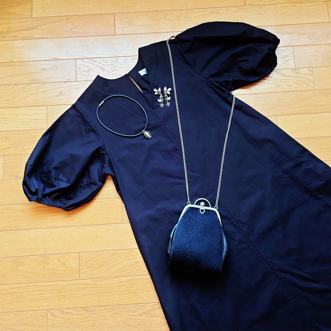 LEEさんのインスタグラム写真 - (LEEInstagram)「【たくましい二の腕をかくしてくれるワンピースが大活躍！】  こんにちは！ みなさんこの夏はいかがお過ごしでしたか？ 少し和らいだとはいえ、まだ暑い日々が続いていますね。  30代前半にホットフラッシュに悩まされた時期があったのですが、最近また似たような症状が頻発、暑いせいなのか更年期がやってきたのか、ちょっと悩んでいるぽんぽこです。  そんな理由もあり、今年はできるだけ涼しいワンピースで毎日を過ごしています。その中でも、最も涼しく重宝しているワンピース2点をご紹介したいと思います。  （写真1～5枚目） たくましい二の腕をかくしてくれるワンピース！ marjour (マージュール) BALLOON SLEEVE ONEPIECE  ふんわり袖が素敵！と、見たとたん目が♡マークになったワンピースがこちら。  立派な体型がよりたくましく見えるのではないかと敬遠していたふんわり袖。こちらのワンピースの袖は上部ではなく下のほうにボリュームがあるので、うまく体型をかくしてくれるはず！と希望をもってぽちりと購入しました。  袖をとおしてみると、その効果は想像以上！ 黒という色も手伝ってか、かなり細く見えます。  Mサイズですが、LLサイズ相当のわたしでも問題なく着られました♪  嬉しくなってヘビロテしています。 アクセサリーや小物でアレンジして、印象が変わるよう自分なりに工夫していますが、周りはいつも同じの着ているなーと実はバレバレかもしれません……。  （写真6～8枚目） たくましい二の腕は見えてしまうけれど、涼しいからOKなワンピース！ vis-a-vis フレンチスリーブAラインロングシャツワンピース  先日、爽やかストライプ柄のおかげか、若い人たちから「素敵ですね」と声をかけてもらえました。 かくしきれない二の腕を気にしながら着ていたので、びっくり！  以前LEEマルシェ店長のぽんちゃんが、 「二の腕はあえて出してすっきり見せる」 https://lee.hpplus.jp/column/2369922/ と投稿、反響も大きかったので、自分にもあてはまるかな？とちょっと勇気をもらってしまいました。調子に乗らないよう注意せねば。  （写真9枚目） 黒ワンピースを着て出かけたのは、隅田川の花火大会。 猛暑日でしたが、ワンピースのおかげで快適に過ごせました。 ハリのある生地なので、汗をかいても体にくっつかず、涼しさもきれい見えも維持。 黒ワンピースが実力を発揮した1日でした。  肝心の花火はというと、隅田川は初めてだったのですが、「すごかった……」のひと言に尽きます。 当日、お出かけになった方も多いのでは？ 混雑して大変でしたね。 それも含めて、とてもよい夏の思い出になりました。  （写真10枚目） こちらは地元の小さな花火大会。 場所取りをしている間のひとコマです。  バッタがたくさん寄ってきて、困ったことに。 でも、そのおかげで周りの小学生たちも寄ってきてくれて、ちょっと幸せ。 隅田川に比べると小さなイベントでしたが、心に残る日となりました。  ワンピースとともに過ごした夏の思い出を振り返りましたが、しばらく暑さは続くよう。 お気に入りワンピースたちとの思い出もしばらく続く予感です。  涼しくなるまで、きっとあと少し。 もうひとふんばり頑張りましょう！！（webぽんぽこ）  ※黒いワンピースはLEEマルシェで購入できます。  https://store.hpplus.jp/lee/shop/g/g3866070001LM/  1万円以内でコスパ抜群、本気でおすすめです☆  #magazinelee #leeweb #marjour #マージュール #leemarche #LEEmarche #LEE #リーマルシェ #雑誌LEE公式通販 #lee通販 #ストライプ柄ワンピース #ワンピース #ワンピースコーデ #黒ワンピース #黒ワンピースコーデ #シャツワンピース #シャツワンピースコーデ #LeSportsac #lesportsac #レスポートサック #バックパック #リュック #編集部のお買い物 #LEE編集部のお買い物 #大人コーデ #夏コーデ #猛暑コーデ #二の腕かくしコーデ #大人カジュアル #ブラックコーデ」9月10日 8時03分 - magazinelee
