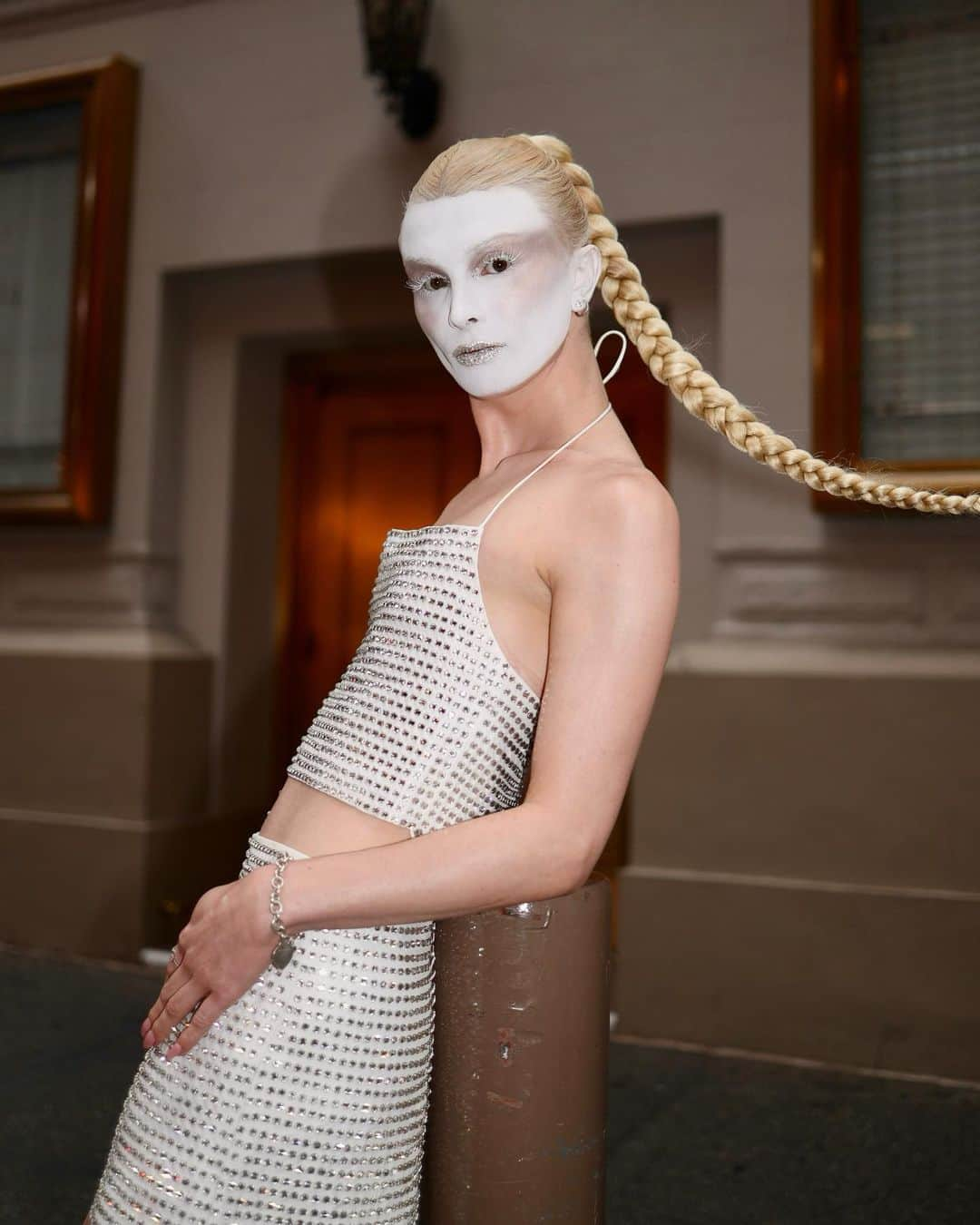 DYLAN MULVANEYのインスタグラム：「“Can we glue on a belly button ring?!”  @aliceandolivia NYFW ✨  Makeup @laurelcharleston  Hair @angelinapanelli  Photos @mthrtrsa  #aopartner」