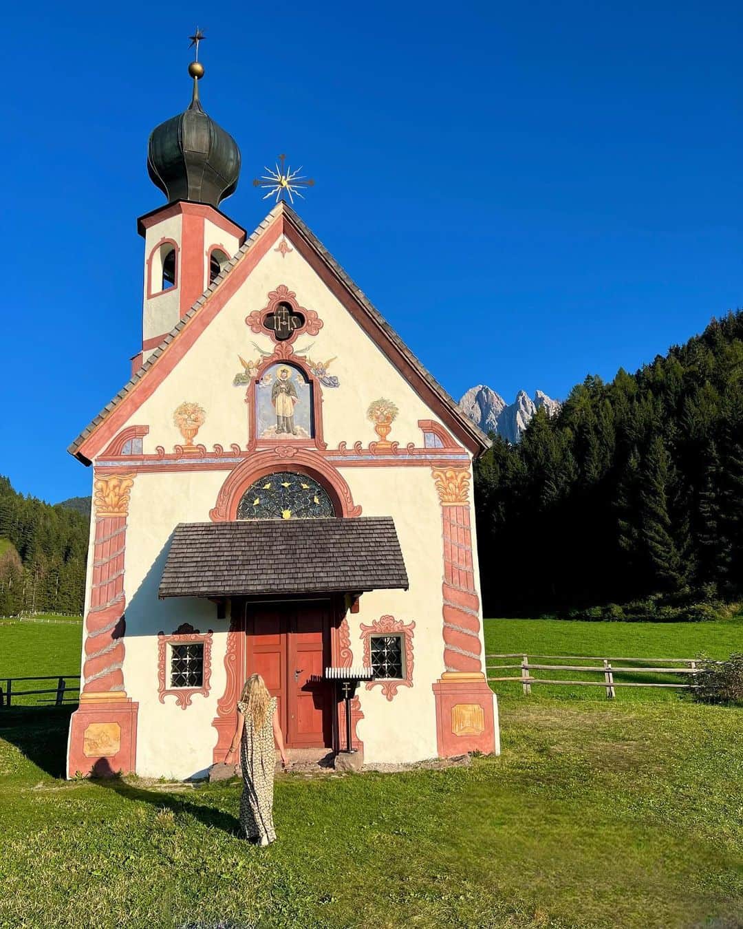マッケンジー・モージーのインスタグラム：「tiniest mightiest ⛪️」
