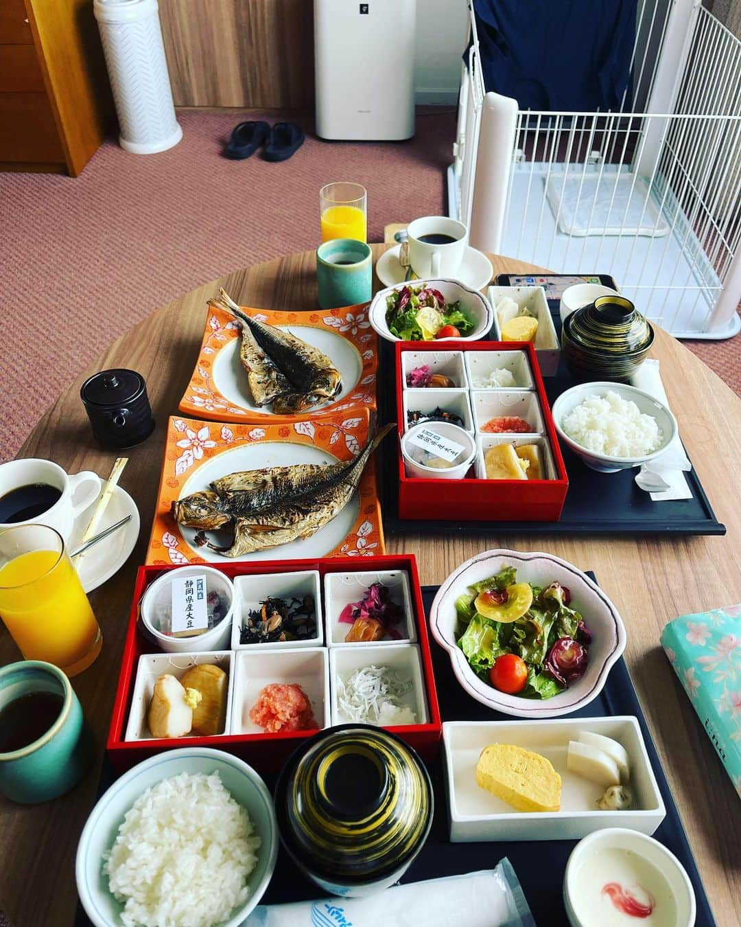 金村義明さんのインスタグラム写真 - (金村義明Instagram)「熱海ニューアカオ和朝食食べて 朝風呂入ってチェックアウト 自宅戻って、西荻窪アオヤギで散髪💈 今夜は、スカパー雑誌連載を、いしはらさんで会食しながら！ いつもお世話になってる石田君と山本君と ダイエットスタートしたんで、安心院蔵の炭酸割り飲み過ぎた！ 逆に還暦祝いまでいただき感謝🙇🙇🙇」9月10日 8時20分 - yoshiaki_kanemura