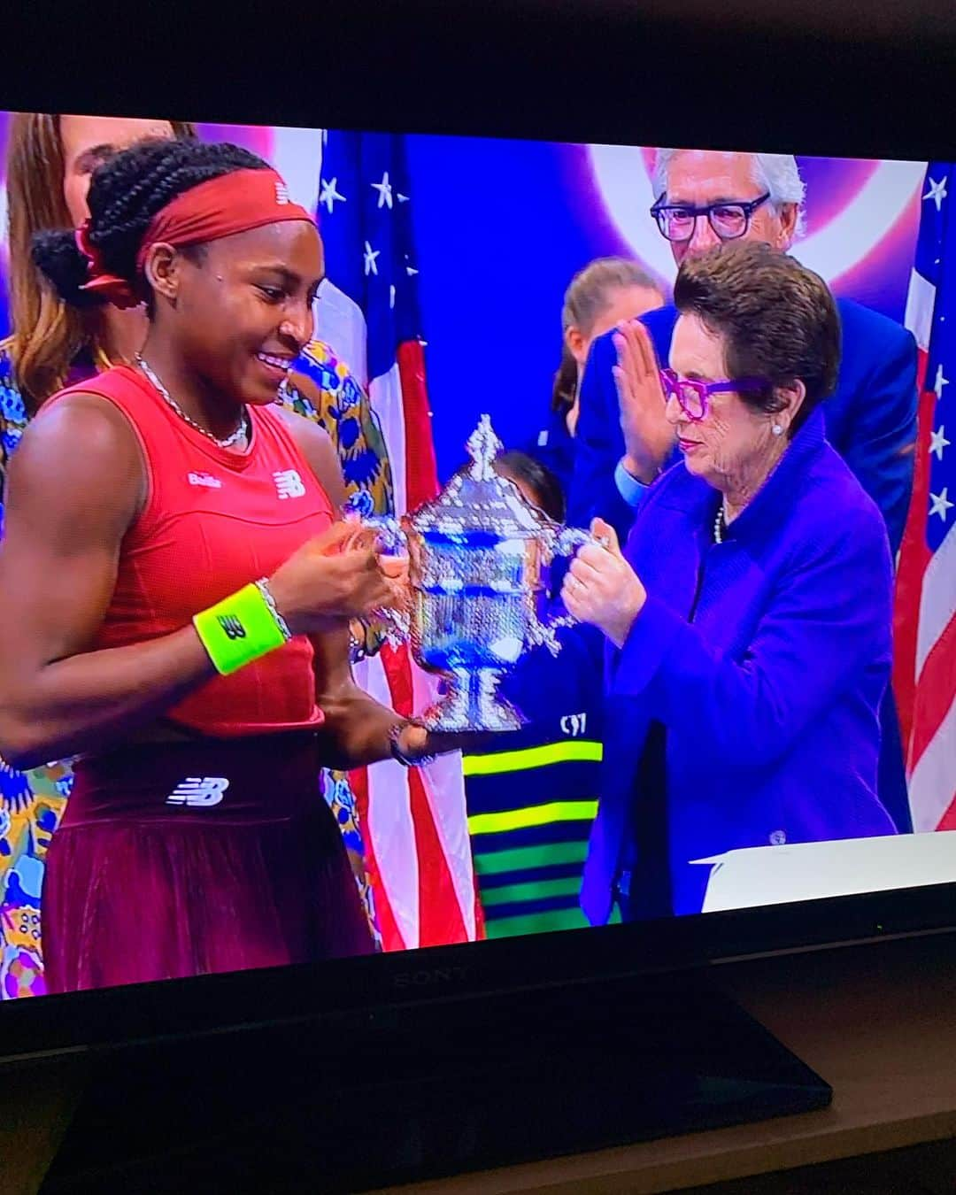 サンドラ・バーンハードのインスタグラム：「Thank you @billiejeanking for making it all happen for the ladies #50years of equal pay you put it all on the line & @cocogauff gave it up to you! As we all do! @usopen」