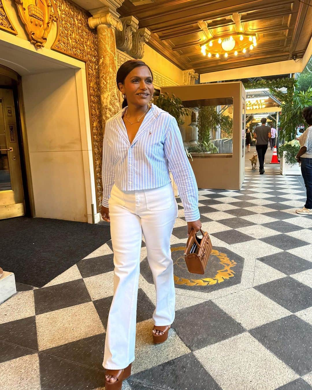 ミンディ・カリングのインスタグラム：「Witnessed @cocogauff become the US Open CHAMPION today and wept like she was my own daughter. Pretty weird of me. Loved seeing this incredible match with my pals, and being guest of the generous icon @ralphlauren. @usopen I love you and I LOVE YOU COCO!」