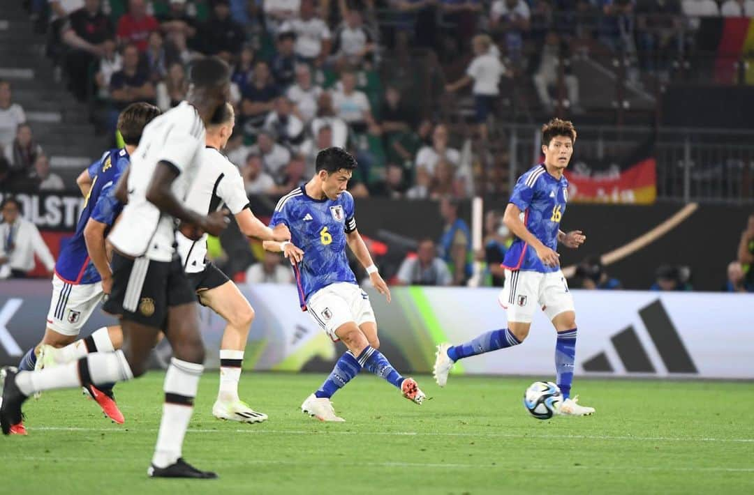 遠藤航のインスタグラム：「.. .Amazing performance from the team🔥 Keep it going ‼️ . #japan #nationalteam #samuraiblue  #🇯🇵 #win #team #football  . #日本代表 #サムライブルー  #勝利 #遠藤航」