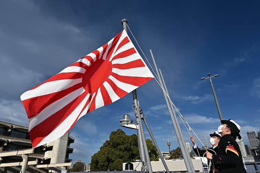 海上自衛隊さんのインスタグラム写真 - (海上自衛隊Instagram)「#おはようございます 日曜日、素敵な１日をお過ごしください。  海上自衛隊は、しっかり即応態勢を維持しております。  #シドニー入港時の風景です #日本とは季節が真逆ですね #しらぬい #自衛艦旗 #敬礼 #精強即応」9月10日 8時30分 - jmsdf_pr