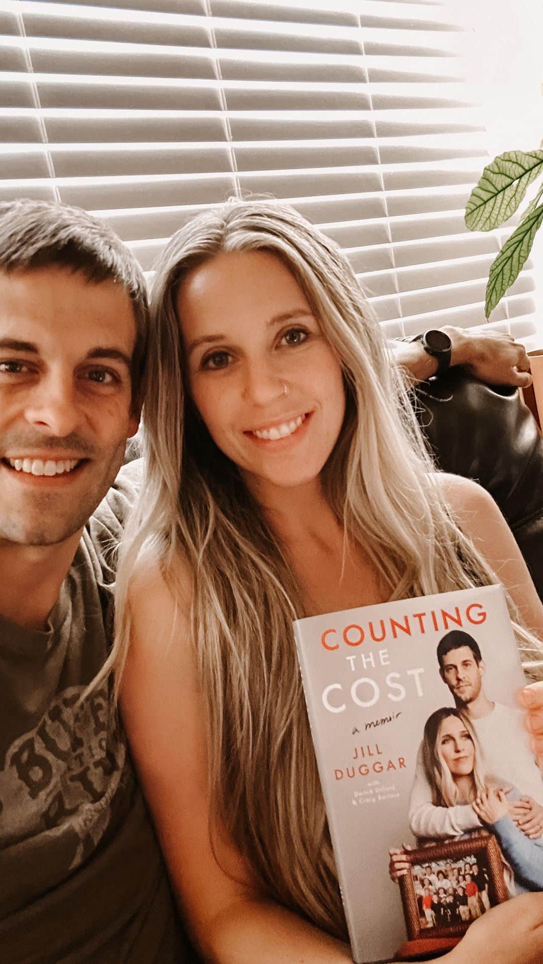 デリック・ディラードのインスタグラム：「📚COUNTING THE COST releases in 3 days! Pre-order the book now & find upcoming events at link in bio ⬆️ or here:➡️ https://bit.ly/countingthecostbook   📚⬇️Tag a friend in the comments who needs to read this book ➡️ & tag us when you share to your stories if you’ve already pre-ordered! ⭐️  @gallerybooks @simon.audio @derickdillard #countingthecost」