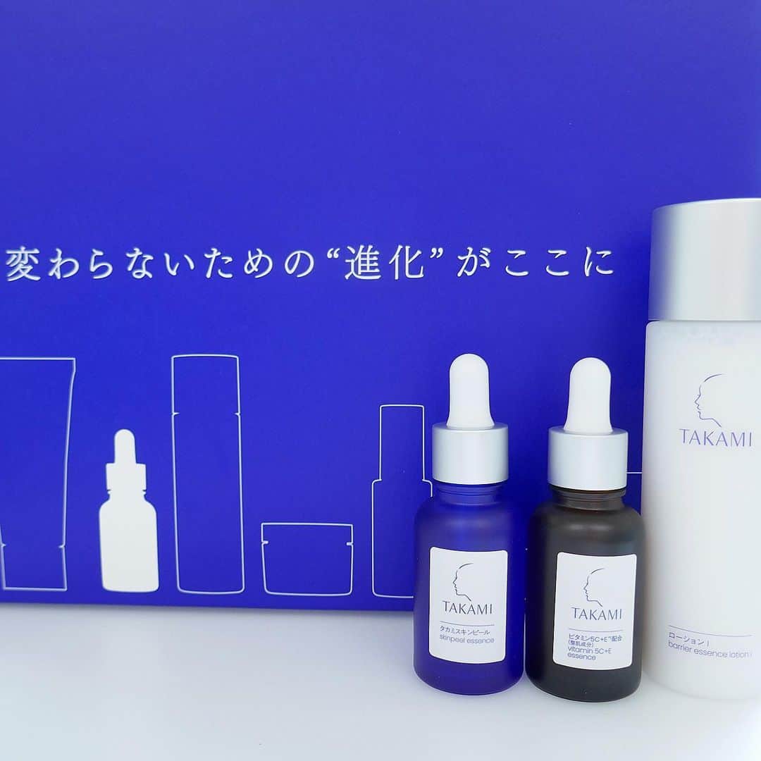 のインスタグラム：「角質美容水「タカミスキンピール」でおなじみ、「タカミ」のアイテムが全面リニューアル！使いやすさと環境に配慮したアイテムに生まれ変わります。   ＜＜リニューアルの大きなポイントは…＞＞ ☑名品「タカミスキンピール」のこだわりの処方はそのままに、 強度の高いガラスを採用したボトルと紙の使用量を減らした外箱にパッケージのみをチェンジ！ また、スポイト部分には最新のレーザープリント技術で使用目安量の線を追加するなど、より使いやすく、効果感を高めるための改良もされています。   ☑その他のアイテムも使いやすさを追求！美容のプロにもファンが多い「スキンピールマスク」は、マスク形状を見直し、より日本人の顔型にフィットする形に。 「ローション」は、ボトルの色が白から半透明に変化し、残量が見えやすくなっています。   ☑ベーシック製品には全てNMF（天然保湿因子）の構成成分である“PCA Na”を配合。より浸透感や潤いを実感できるはず！   ☑様々なアイテムに使われているタカミのアイコンカラー“ブルー”。そんなブルーには、“誠実”という意味も込められているのだそう。 そして今回、ロゴマークもブルーに変更。「タカミ」のこだわりをロゴマークからも感じられます。   まさに「タカミ」の歴史、第2章のスタートといえる、今回のリニューアル。 「タカミ」ファンも、「気になる！」という人も、ぜひこの機会に手に取ってみて！   【商品ラインアップ】 ～落とす～ ◆タカミクレンジング 100g ￥3,300 ◆タカミフェイスフォーム 80g ￥3,300 ～整える～ ◆タカミスキンピール 30ml ￥5,500 ◆タカミスキンピールマスク 4包 ￥3,740 ～潤す～ ◆タカミローション I・II 120ml ￥4,400 ～与える～ ◆タカミエッセンス5C＋E 30ml ￥5,500 ◆タカミエッセンス PY＋P 30ml ￥8,580 ～保護する～ ◆タカミゲル　50g ￥4,400 ◆タカミミルク 60ml ￥4,400 ◆タカミクリーム 28g ￥4,400 ～パーツケア～ ◆タカミスキンピールボディ 200g ￥6,380 ◆タカミリップ 7g ￥2,530 ～スペシャルケア～ ◆タカミ美肌コットンクロス 30枚入 ￥990 ◆タカミAPSソリューション 10 80g ￥8,360 ※11月1日（水）発売（タカミ美肌コットンクロスは在庫終了次第、タカミAPSソリューション 10は2024年にリニューアル予定） ※すべて税込 #タカミ#TAKAMI#タカミスキンピール#角質美容水#スキンケア#角質ケア#美肌#化粧水#シートマスク#クレンジング#洗顔料#美容液#クリーム#新商品#新作コスメ#bitekicom」