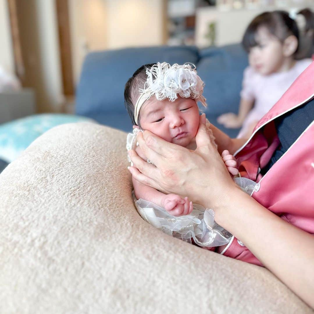 jun fitnessさんのインスタグラム写真 - (jun fitnessInstagram)「セルフでニューボーンフォト👶 @lucesorriso_18  自宅に撮影レンタルセット一式が届いて 自分のタイミングで撮影出来るので、 産後でも体調に無理なく素敵な写真が撮れました♡  撮影セットも選べるし、 可愛い衣装や小道具も数種類入ってるから バリエーションも楽しめる☺️  撮影セット利用後は ヤマトさんに集荷に出せばOKなので返却も簡単✨  旦那さんやリナにも協力してもらって 色んな写真が残せたので 家族初めての共同作業！みたいで とってもいい思い出になりました♥️  クーポンコード：junko  予約時にコード入れると10%OFFになるので使ってね♡  #baby#Babygirl#kids#2y#2月生まれ#女の子ママ#2歳#姉妹ママ#育児#子育て#ママライフ#2023年8月生まれ#赤ちゃん#出産#newborn#新生児#ニューボーンフォト#ニューボーンフォトレンタル#ニューボーンフォトレンタルショップ#セルフニューボーンフォト#出産」9月10日 8時43分 - jjfitness44