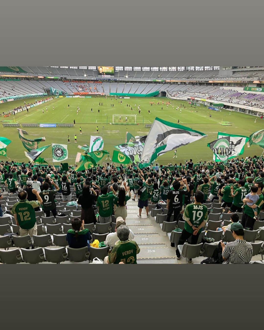 浅野祥代のインスタグラム：「久しぶりにサッカー観戦📣⚽️ ヴェルディの一体感すごかった〜✨  @tokyo_verdy   楽しかったな〜💚🤍 @maya_ss20  @aki_mitsuhashi   ありがとうございました🫰💕」