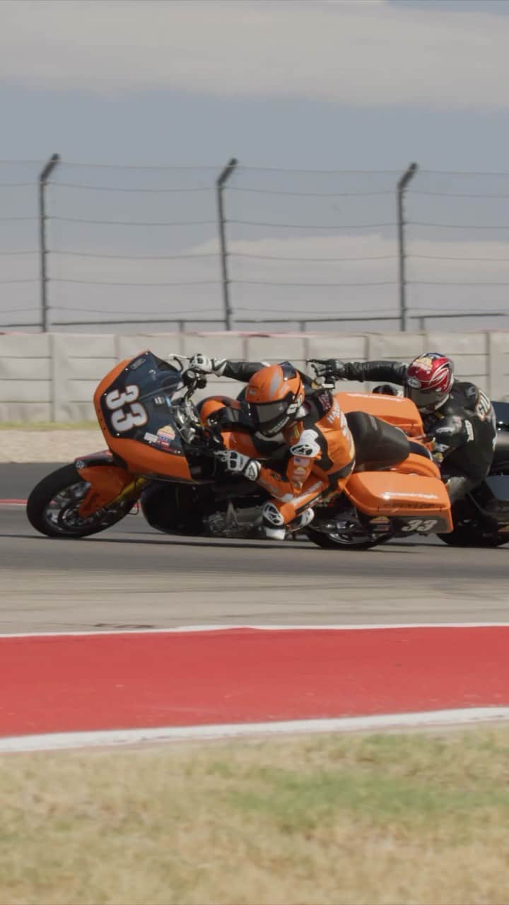 Harley-Davidsonのインスタグラム：「Harley-Davidson sweeps the #KingoftheBaggers podium once again in the first of two races at @cota_official this weekend.  H-D Screamin’ Eagle factory racer @KyleWyman reclaimed the championship points lead with his 6th win of the season. @VanceandHines racers completed the H-D podium sweep with a 2nd place finish from @hayden69gillim and a 3rd place finish from @jamesrispoli.    Tune in tomorrow for Race 2 at 4:05 PM CT.   🥇@KyleWyman (197 Points) 🥈@Hayden69Gillim (195 Points) 🥉@JamesRispoli (188 Points)   #HarleyDavidson #MotoAmerica @MotoAmerica」