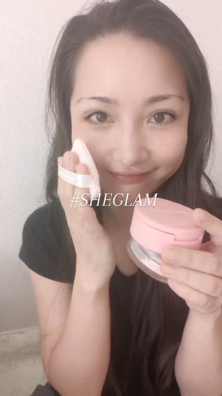のインスタグラム：「@sheglam_official   超微粉パウダー  Pressed Powder ✔ Delicate and silky, this under eye-specific formula delivers a smooth,  supple feel, minus the grease. It’s also transparent, never leaving a  white cast on your skin like other brands, extremely moisturizing, and it  effectively fills in pores and wrinkles for a filtered-like look.  ✔ Innovative texture feels like real skin. Made from tiny particles for a  soft feel and effect. Spreads, blends and integrates into your skin  seamlessly, no unwanted floating involved. Also controls shine and  sweat on your skin’s surface. ✔ Infused with caffeine for an antioxidant effect that soothes the skin,  reverses signs of aging and brightens dark under eye circles. . オイルコントロールでウォータープルーフ .  Loose Powder ✔ Finely-milled powder that’s crafted with a delicate, smooth and silky feel,  reduces unwanted oil and shine. It applies transparently, never leaving a  white cast on the skin, sets in your makeup for a long-lasting look and  provides full coverage for a softer, smoother, filtered effect. ✔ Infused with mica powder, which helps the product adhere to the skin and  delivers a natural, translucent glow.  ✔ We left out talc and plastic particles that are harmful to your face and the  environment. ✔ Great for sensitive skin! . . #Instareadyglam #SHEGLAM 「SHEGLAM ウェブサイトで『Insta Ready、InstaReady、または SHEGLAM Insta Ready』を検索して購入できます」